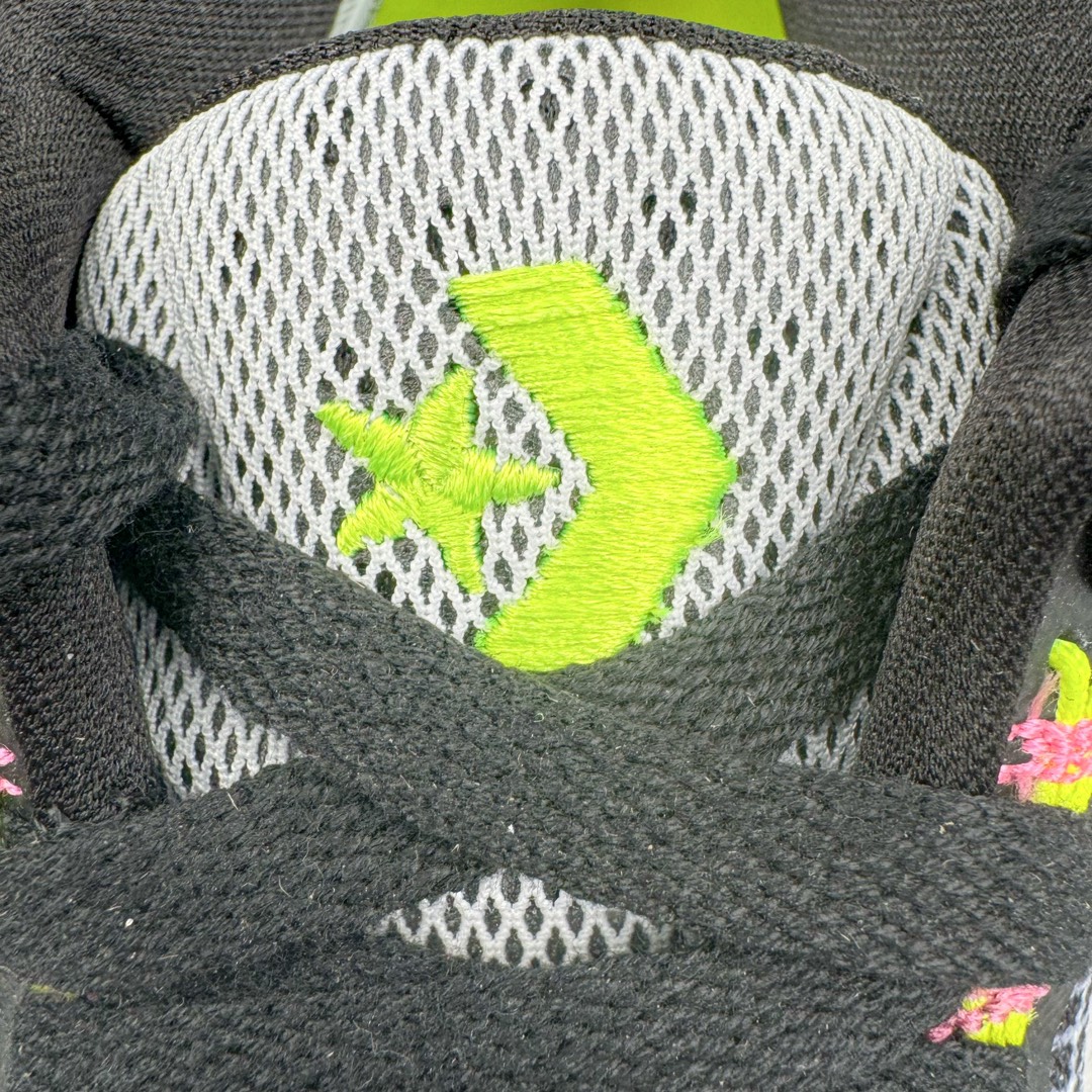 图片[15]-＃K版纯原Converse Chuck Taylor All Star Pro Bb Ox 实战篮球鞋 Converse全新Solstice系列再度迎来新作 此鞋型由Converse与NK传奇篮球产品设计师Eric Avar合作开发而成 All Star Pro BB代Converse设计的演变 并且融入了现代科Quadfit织法的鞋面提供稳定性与包覆NK React内核支撑多次切入与平稳起跳 All Star Pro BB同时也替Kelly Oubre Jr.等个性化球员设计独特配色 全新升级的BB Evo承袭前作嵌入式NIKE React鞋垫 带来轻盈灵活且贴合地面的舒适脚感 重叠模糊的经典星箭标致 营造犀利的速度感 曲面橡胶外底和菱型格状纹路 提供多方位抓地力 你可以在鞋身上发现一些全新的元素 鞋面材质注入更多填充支撑与包裹更加扎实50/50对分的鞋面配色 也更具视觉冲击力 尺码：36 37 37.5 38 38.5 39 40 40.5 41 42 42.5 43 44 44.5 45 46-选品中心