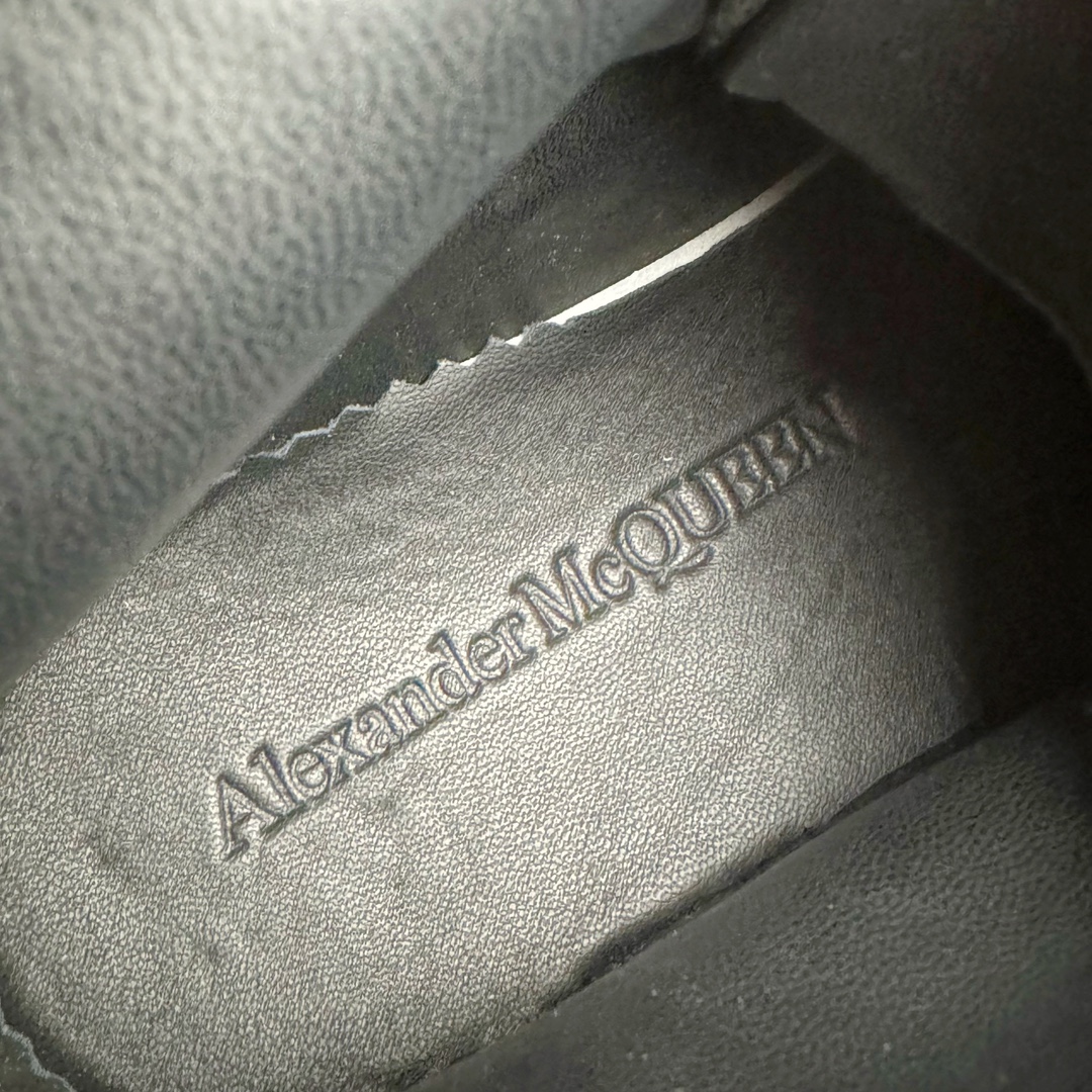 图片[11]-＃M纯原 Alexander McQueen/亚历山大麦昆松糕鞋厚底增高高帮帆布鞋 全市场最高版本 随意对比任何版本 正确版组合大底 内里全牛皮 牛皮垫脚 回弹度到位 耐磨又舒适 全套原版包装 配件齐全 官方一致 凹凸定制正品原盒包装 鞋面定制原版军用级别帆布面料 面料不拉手、过水性强、很密实 种面料高稳定型比皮料还要贵色泽温润 垫脚贴合高密度弹力乳胶鞋垫 脚感舒适弹性足 大底采用原版开模抽真空大底 质感、耐磨性更强 上脚立马增加5公分腿长 超级显腿瘦 鞋子的设计很好的拉长整个身材比例 秒变大长腿的视感 轻松驾驭各种服饰搭配 各路大咖明星频繁上脚款 一鞋难求 一定是你鞋柜必种草的一双鞋 想要大长腿的集美们必须入手 尺码：35/45-选品中心