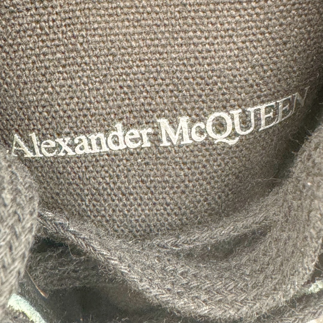 图片[13]-＃M纯原 Alexander McQueen/亚历山大麦昆松糕鞋厚底增高高帮帆布鞋 全市场最高版本 随意对比任何版本 正确版组合大底 内里全牛皮 牛皮垫脚 回弹度到位 耐磨又舒适 全套原版包装 配件齐全 官方一致 凹凸定制正品原盒包装 鞋面定制原版军用级别帆布面料 面料不拉手、过水性强、很密实 种面料高稳定型比皮料还要贵色泽温润 垫脚贴合高密度弹力乳胶鞋垫 脚感舒适弹性足 大底采用原版开模抽真空大底 质感、耐磨性更强 上脚立马增加5公分腿长 超级显腿瘦 鞋子的设计很好的拉长整个身材比例 秒变大长腿的视感 轻松驾驭各种服饰搭配 各路大咖明星频繁上脚款 一鞋难求 一定是你鞋柜必种草的一双鞋 想要大长腿的集美们必须入手 尺码：35/45-选品中心