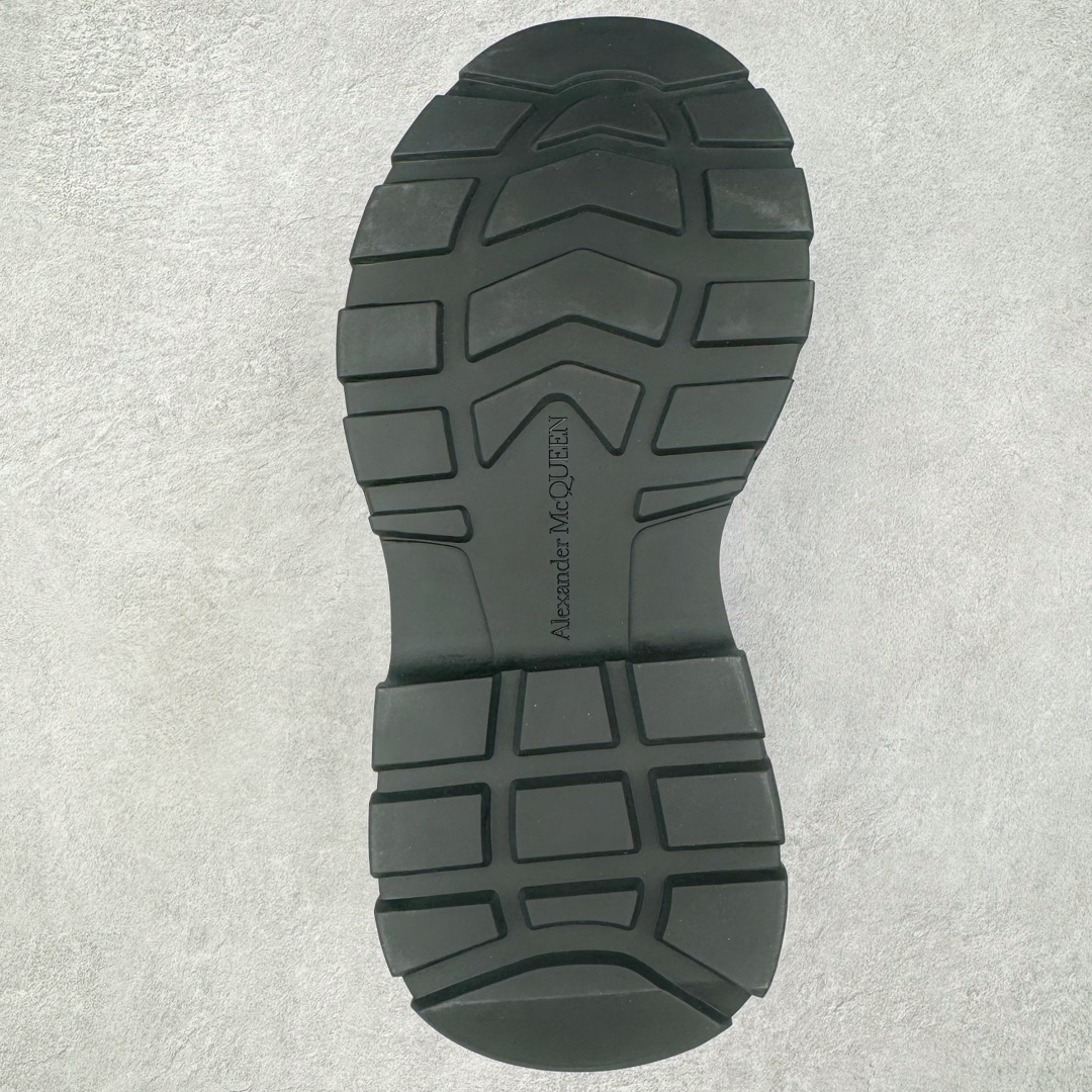 图片[9]-＃M纯原 Alexander McQueen/亚历山大麦昆松糕鞋厚底增高高帮帆布鞋 全市场最高版本 随意对比任何版本 正确版组合大底 内里全牛皮 牛皮垫脚 回弹度到位 耐磨又舒适 全套原版包装 配件齐全 官方一致 凹凸定制正品原盒包装 鞋面定制原版军用级别帆布面料 面料不拉手、过水性强、很密实 种面料高稳定型比皮料还要贵色泽温润 垫脚贴合高密度弹力乳胶鞋垫 脚感舒适弹性足 大底采用原版开模抽真空大底 质感、耐磨性更强 上脚立马增加5公分腿长 超级显腿瘦 鞋子的设计很好的拉长整个身材比例 秒变大长腿的视感 轻松驾驭各种服饰搭配 各路大咖明星频繁上脚款 一鞋难求 一定是你鞋柜必种草的一双鞋 想要大长腿的集美们必须入手 尺码：35/45-选品中心