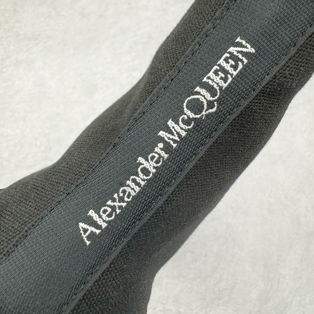 图片[16]-＃M纯原 Alexander McQueen/亚历山大麦昆松糕鞋厚底增高高帮帆布鞋 全市场最高版本 随意对比任何版本 正确版组合大底 内里全牛皮 牛皮垫脚 回弹度到位 耐磨又舒适 全套原版包装 配件齐全 官方一致 凹凸定制正品原盒包装 鞋面定制原版军用级别帆布面料 面料不拉手、过水性强、很密实 种面料高稳定型比皮料还要贵色泽温润 垫脚贴合高密度弹力乳胶鞋垫 脚感舒适弹性足 大底采用原版开模抽真空大底 质感、耐磨性更强 上脚立马增加5公分腿长 超级显腿瘦 鞋子的设计很好的拉长整个身材比例 秒变大长腿的视感 轻松驾驭各种服饰搭配 各路大咖明星频繁上脚款 一鞋难求 一定是你鞋柜必种草的一双鞋 想要大长腿的集美们必须入手 尺码：35/45-选品中心