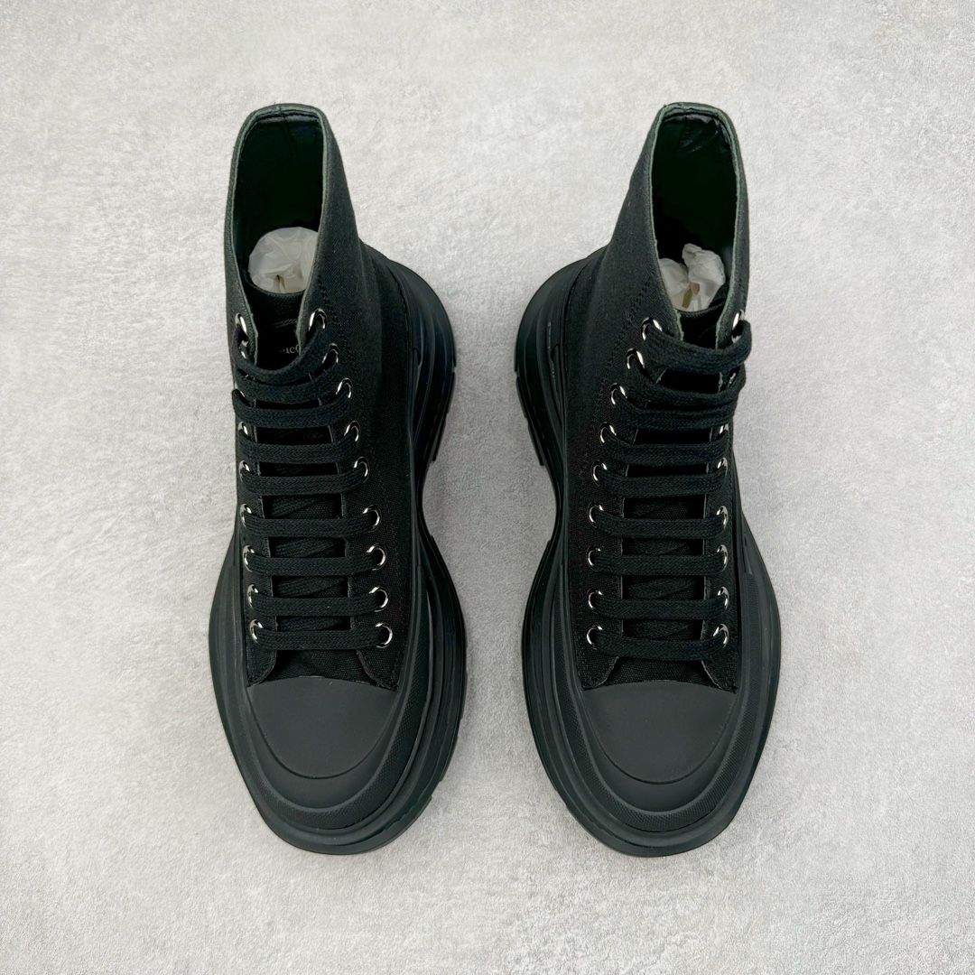 图片[2]-＃M纯原 Alexander McQueen/亚历山大麦昆松糕鞋厚底增高高帮帆布鞋 全市场最高版本 随意对比任何版本 正确版组合大底 内里全牛皮 牛皮垫脚 回弹度到位 耐磨又舒适 全套原版包装 配件齐全 官方一致 凹凸定制正品原盒包装 鞋面定制原版军用级别帆布面料 面料不拉手、过水性强、很密实 种面料高稳定型比皮料还要贵色泽温润 垫脚贴合高密度弹力乳胶鞋垫 脚感舒适弹性足 大底采用原版开模抽真空大底 质感、耐磨性更强 上脚立马增加5公分腿长 超级显腿瘦 鞋子的设计很好的拉长整个身材比例 秒变大长腿的视感 轻松驾驭各种服饰搭配 各路大咖明星频繁上脚款 一鞋难求 一定是你鞋柜必种草的一双鞋 想要大长腿的集美们必须入手 尺码：35/45-选品中心