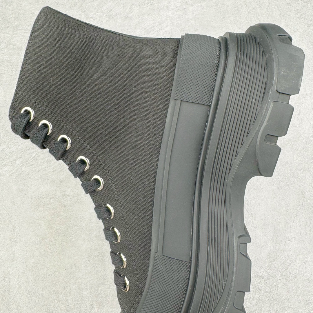 图片[7]-＃M纯原 Alexander McQueen/亚历山大麦昆松糕鞋厚底增高高帮帆布鞋 全市场最高版本 随意对比任何版本 正确版组合大底 内里全牛皮 牛皮垫脚 回弹度到位 耐磨又舒适 全套原版包装 配件齐全 官方一致 凹凸定制正品原盒包装 鞋面定制原版军用级别帆布面料 面料不拉手、过水性强、很密实 种面料高稳定型比皮料还要贵色泽温润 垫脚贴合高密度弹力乳胶鞋垫 脚感舒适弹性足 大底采用原版开模抽真空大底 质感、耐磨性更强 上脚立马增加5公分腿长 超级显腿瘦 鞋子的设计很好的拉长整个身材比例 秒变大长腿的视感 轻松驾驭各种服饰搭配 各路大咖明星频繁上脚款 一鞋难求 一定是你鞋柜必种草的一双鞋 想要大长腿的集美们必须入手 尺码：35/45-选品中心