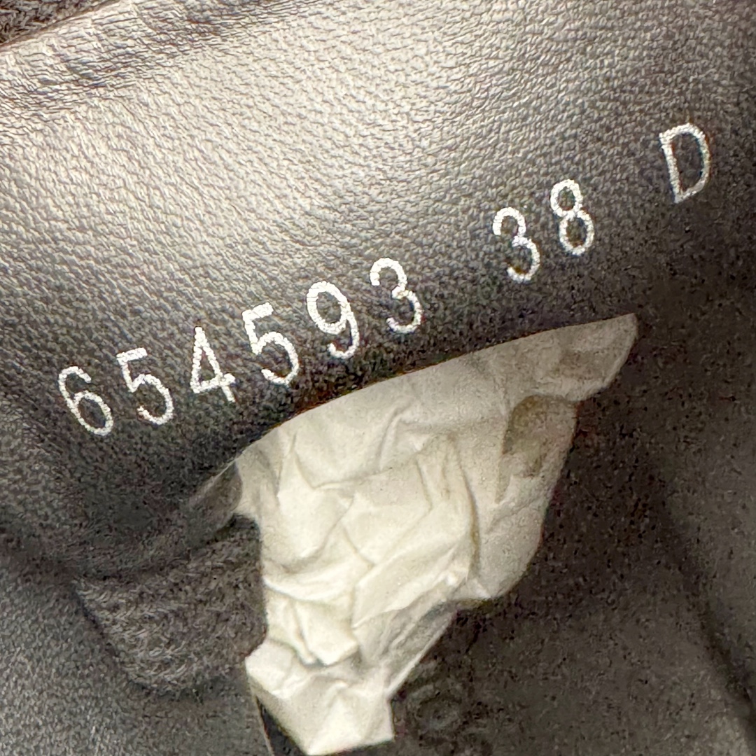 图片[12]-＃M纯原 Alexander McQueen/亚历山大麦昆松糕鞋厚底增高高帮帆布鞋 全市场最高版本 随意对比任何版本 正确版组合大底 内里全牛皮 牛皮垫脚 回弹度到位 耐磨又舒适 全套原版包装 配件齐全 官方一致 凹凸定制正品原盒包装 鞋面定制原版军用级别帆布面料 面料不拉手、过水性强、很密实 种面料高稳定型比皮料还要贵色泽温润 垫脚贴合高密度弹力乳胶鞋垫 脚感舒适弹性足 大底采用原版开模抽真空大底 质感、耐磨性更强 上脚立马增加5公分腿长 超级显腿瘦 鞋子的设计很好的拉长整个身材比例 秒变大长腿的视感 轻松驾驭各种服饰搭配 各路大咖明星频繁上脚款 一鞋难求 一定是你鞋柜必种草的一双鞋 想要大长腿的集美们必须入手 尺码：35/45-选品中心