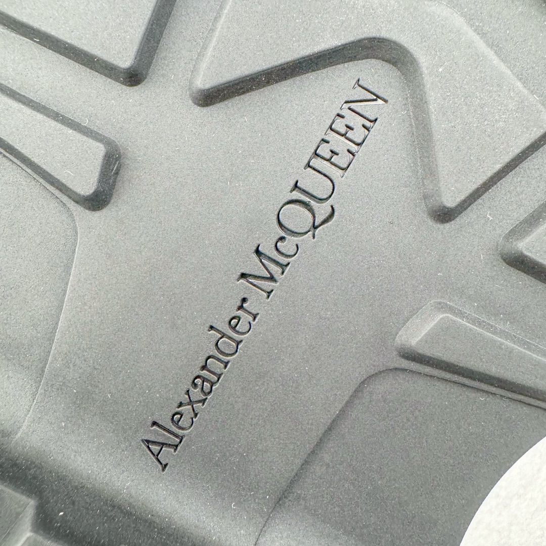 图片[19]-＃M纯原 Alexander McQueen/亚历山大麦昆松糕鞋厚底增高高帮帆布鞋 全市场最高版本 随意对比任何版本 正确版组合大底 内里全牛皮 牛皮垫脚 回弹度到位 耐磨又舒适 全套原版包装 配件齐全 官方一致 凹凸定制正品原盒包装 鞋面定制原版军用级别帆布面料 面料不拉手、过水性强、很密实 种面料高稳定型比皮料还要贵色泽温润 垫脚贴合高密度弹力乳胶鞋垫 脚感舒适弹性足 大底采用原版开模抽真空大底 质感、耐磨性更强 上脚立马增加5公分腿长 超级显腿瘦 鞋子的设计很好的拉长整个身材比例 秒变大长腿的视感 轻松驾驭各种服饰搭配 各路大咖明星频繁上脚款 一鞋难求 一定是你鞋柜必种草的一双鞋 想要大长腿的集美们必须入手 尺码：35/45-选品中心