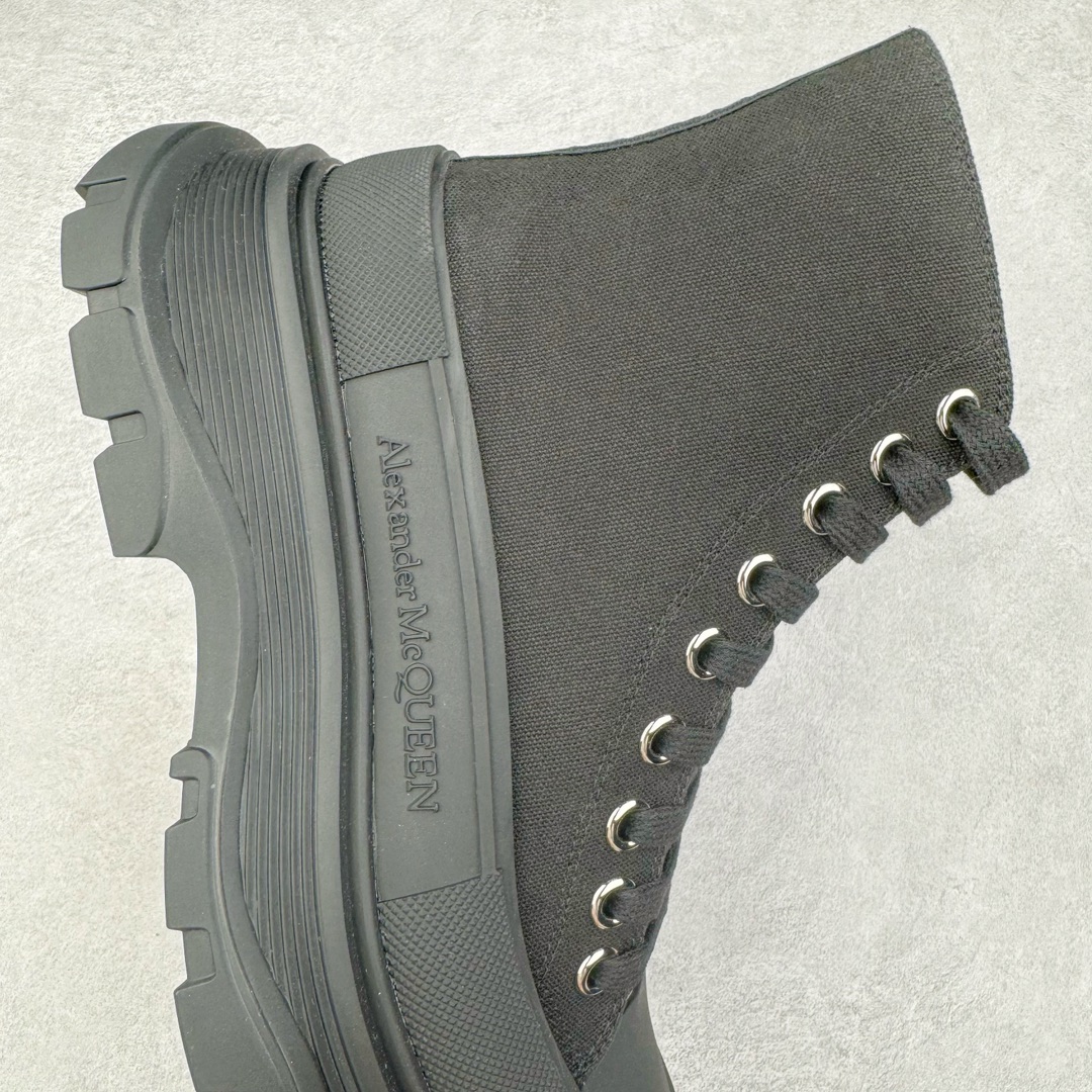 图片[6]-＃M纯原 Alexander McQueen/亚历山大麦昆松糕鞋厚底增高高帮帆布鞋 全市场最高版本 随意对比任何版本 正确版组合大底 内里全牛皮 牛皮垫脚 回弹度到位 耐磨又舒适 全套原版包装 配件齐全 官方一致 凹凸定制正品原盒包装 鞋面定制原版军用级别帆布面料 面料不拉手、过水性强、很密实 种面料高稳定型比皮料还要贵色泽温润 垫脚贴合高密度弹力乳胶鞋垫 脚感舒适弹性足 大底采用原版开模抽真空大底 质感、耐磨性更强 上脚立马增加5公分腿长 超级显腿瘦 鞋子的设计很好的拉长整个身材比例 秒变大长腿的视感 轻松驾驭各种服饰搭配 各路大咖明星频繁上脚款 一鞋难求 一定是你鞋柜必种草的一双鞋 想要大长腿的集美们必须入手 尺码：35/45-选品中心