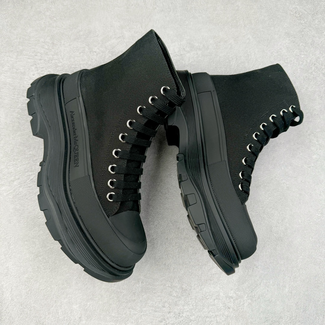 图片[3]-＃M纯原 Alexander McQueen/亚历山大麦昆松糕鞋厚底增高高帮帆布鞋 全市场最高版本 随意对比任何版本 正确版组合大底 内里全牛皮 牛皮垫脚 回弹度到位 耐磨又舒适 全套原版包装 配件齐全 官方一致 凹凸定制正品原盒包装 鞋面定制原版军用级别帆布面料 面料不拉手、过水性强、很密实 种面料高稳定型比皮料还要贵色泽温润 垫脚贴合高密度弹力乳胶鞋垫 脚感舒适弹性足 大底采用原版开模抽真空大底 质感、耐磨性更强 上脚立马增加5公分腿长 超级显腿瘦 鞋子的设计很好的拉长整个身材比例 秒变大长腿的视感 轻松驾驭各种服饰搭配 各路大咖明星频繁上脚款 一鞋难求 一定是你鞋柜必种草的一双鞋 想要大长腿的集美们必须入手 尺码：35/45-选品中心