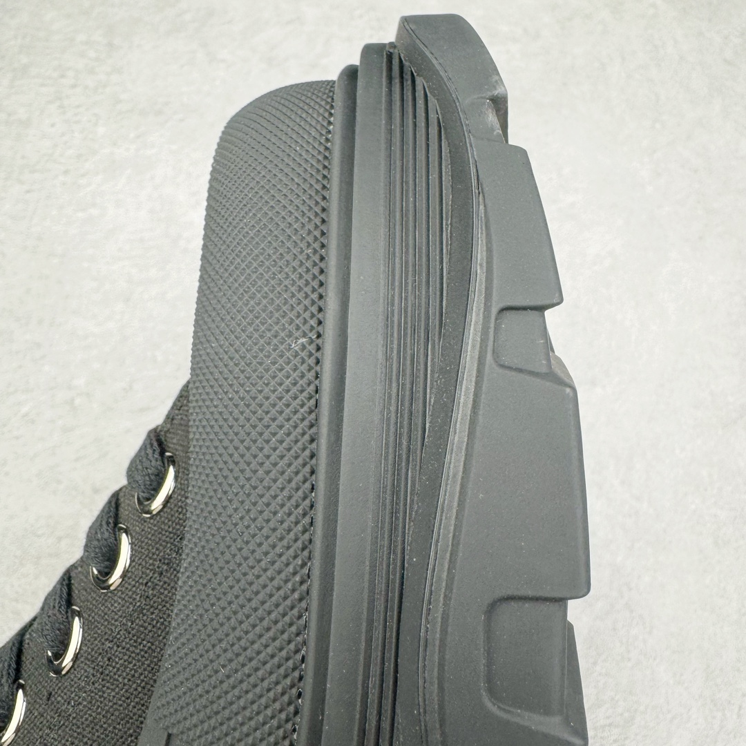 图片[14]-＃M纯原 Alexander McQueen/亚历山大麦昆松糕鞋厚底增高高帮帆布鞋 全市场最高版本 随意对比任何版本 正确版组合大底 内里全牛皮 牛皮垫脚 回弹度到位 耐磨又舒适 全套原版包装 配件齐全 官方一致 凹凸定制正品原盒包装 鞋面定制原版军用级别帆布面料 面料不拉手、过水性强、很密实 种面料高稳定型比皮料还要贵色泽温润 垫脚贴合高密度弹力乳胶鞋垫 脚感舒适弹性足 大底采用原版开模抽真空大底 质感、耐磨性更强 上脚立马增加5公分腿长 超级显腿瘦 鞋子的设计很好的拉长整个身材比例 秒变大长腿的视感 轻松驾驭各种服饰搭配 各路大咖明星频繁上脚款 一鞋难求 一定是你鞋柜必种草的一双鞋 想要大长腿的集美们必须入手 尺码：35/45-选品中心