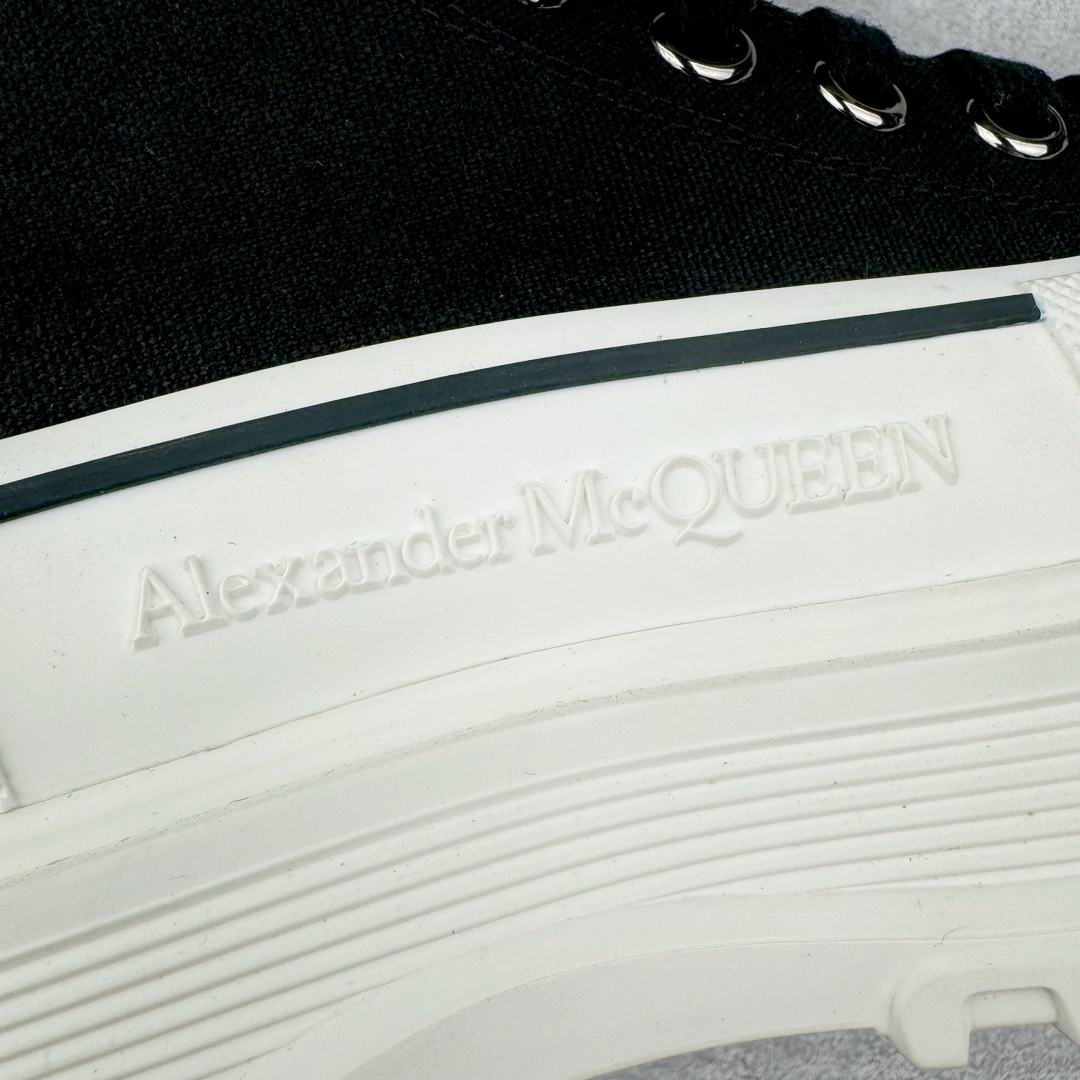 图片[15]-＃M纯原 Alexander McQueen/亚历山大麦昆松糕鞋厚底增高高帮帆布鞋 全市场最高版本 随意对比任何版本 正确版组合大底 内里全牛皮 牛皮垫脚 回弹度到位 耐磨又舒适 全套原版包装 配件齐全 官方一致 凹凸定制正品原盒包装 鞋面定制原版军用级别帆布面料 面料不拉手、过水性强、很密实 种面料高稳定型比皮料还要贵色泽温润 垫脚贴合高密度弹力乳胶鞋垫 脚感舒适弹性足 大底采用原版开模抽真空大底 质感、耐磨性更强 上脚立马增加5公分腿长 超级显腿瘦 鞋子的设计很好的拉长整个身材比例 秒变大长腿的视感 轻松驾驭各种服饰搭配 各路大咖明星频繁上脚款 一鞋难求 一定是你鞋柜必种草的一双鞋 想要大长腿的集美们必须入手 尺码：35/45-选品中心