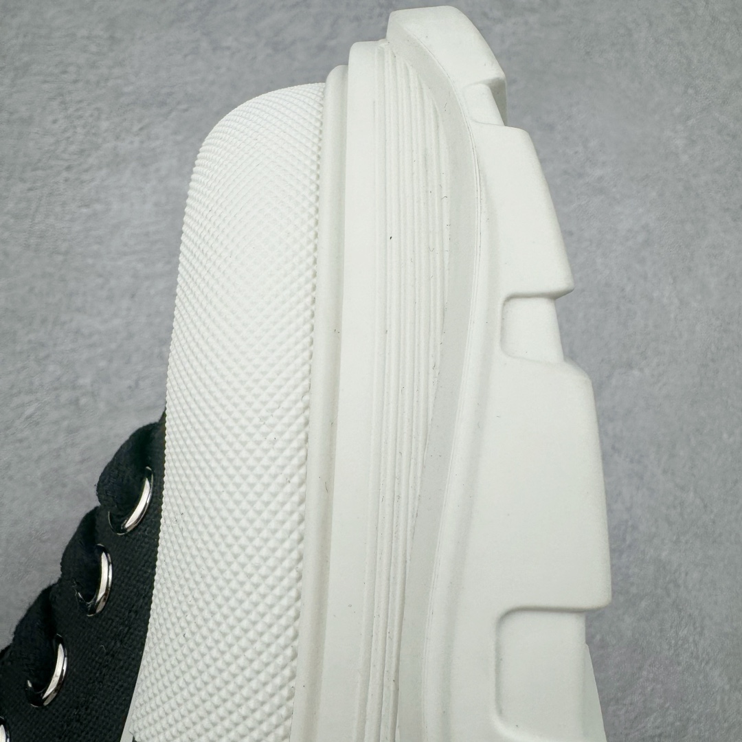 图片[16]-＃M纯原 Alexander McQueen/亚历山大麦昆松糕鞋厚底增高高帮帆布鞋 全市场最高版本 随意对比任何版本 正确版组合大底 内里全牛皮 牛皮垫脚 回弹度到位 耐磨又舒适 全套原版包装 配件齐全 官方一致 凹凸定制正品原盒包装 鞋面定制原版军用级别帆布面料 面料不拉手、过水性强、很密实 种面料高稳定型比皮料还要贵色泽温润 垫脚贴合高密度弹力乳胶鞋垫 脚感舒适弹性足 大底采用原版开模抽真空大底 质感、耐磨性更强 上脚立马增加5公分腿长 超级显腿瘦 鞋子的设计很好的拉长整个身材比例 秒变大长腿的视感 轻松驾驭各种服饰搭配 各路大咖明星频繁上脚款 一鞋难求 一定是你鞋柜必种草的一双鞋 想要大长腿的集美们必须入手 尺码：35/45-选品中心