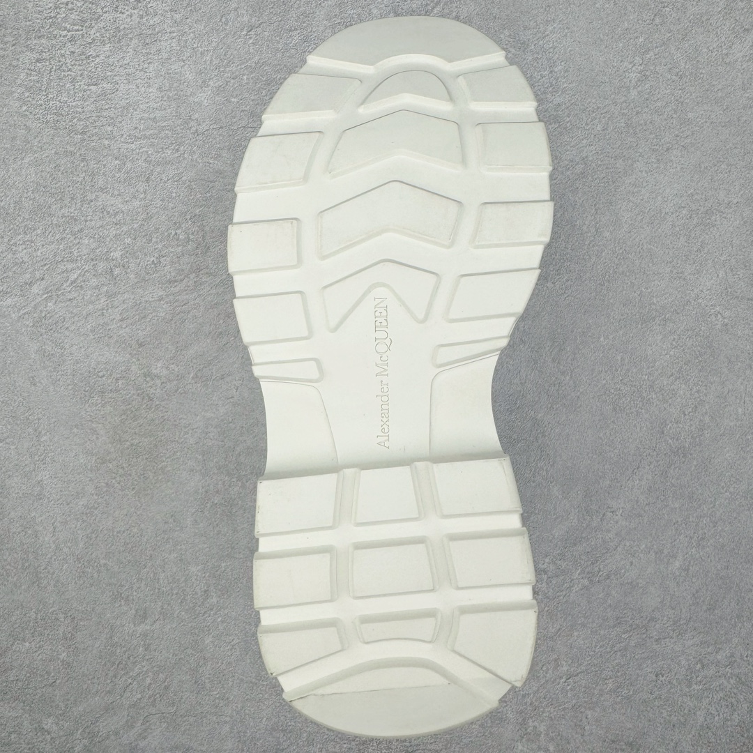 图片[9]-＃M纯原 Alexander McQueen/亚历山大麦昆松糕鞋厚底增高高帮帆布鞋 全市场最高版本 随意对比任何版本 正确版组合大底 内里全牛皮 牛皮垫脚 回弹度到位 耐磨又舒适 全套原版包装 配件齐全 官方一致 凹凸定制正品原盒包装 鞋面定制原版军用级别帆布面料 面料不拉手、过水性强、很密实 种面料高稳定型比皮料还要贵色泽温润 垫脚贴合高密度弹力乳胶鞋垫 脚感舒适弹性足 大底采用原版开模抽真空大底 质感、耐磨性更强 上脚立马增加5公分腿长 超级显腿瘦 鞋子的设计很好的拉长整个身材比例 秒变大长腿的视感 轻松驾驭各种服饰搭配 各路大咖明星频繁上脚款 一鞋难求 一定是你鞋柜必种草的一双鞋 想要大长腿的集美们必须入手 尺码：35/45-选品中心