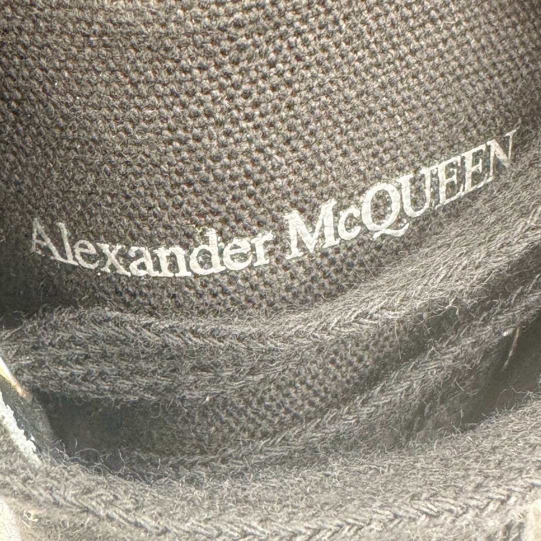 图片[11]-＃M纯原 Alexander McQueen/亚历山大麦昆松糕鞋厚底增高高帮帆布鞋 全市场最高版本 随意对比任何版本 正确版组合大底 内里全牛皮 牛皮垫脚 回弹度到位 耐磨又舒适 全套原版包装 配件齐全 官方一致 凹凸定制正品原盒包装 鞋面定制原版军用级别帆布面料 面料不拉手、过水性强、很密实 种面料高稳定型比皮料还要贵色泽温润 垫脚贴合高密度弹力乳胶鞋垫 脚感舒适弹性足 大底采用原版开模抽真空大底 质感、耐磨性更强 上脚立马增加5公分腿长 超级显腿瘦 鞋子的设计很好的拉长整个身材比例 秒变大长腿的视感 轻松驾驭各种服饰搭配 各路大咖明星频繁上脚款 一鞋难求 一定是你鞋柜必种草的一双鞋 想要大长腿的集美们必须入手 尺码：35/45-选品中心
