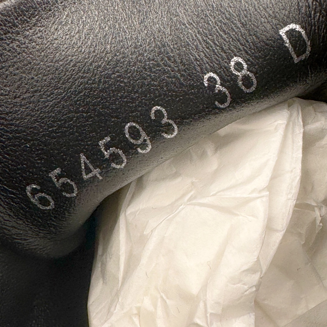 图片[10]-＃M纯原 Alexander McQueen/亚历山大麦昆松糕鞋厚底增高高帮帆布鞋 全市场最高版本 随意对比任何版本 正确版组合大底 内里全牛皮 牛皮垫脚 回弹度到位 耐磨又舒适 全套原版包装 配件齐全 官方一致 凹凸定制正品原盒包装 鞋面定制原版军用级别帆布面料 面料不拉手、过水性强、很密实 种面料高稳定型比皮料还要贵色泽温润 垫脚贴合高密度弹力乳胶鞋垫 脚感舒适弹性足 大底采用原版开模抽真空大底 质感、耐磨性更强 上脚立马增加5公分腿长 超级显腿瘦 鞋子的设计很好的拉长整个身材比例 秒变大长腿的视感 轻松驾驭各种服饰搭配 各路大咖明星频繁上脚款 一鞋难求 一定是你鞋柜必种草的一双鞋 想要大长腿的集美们必须入手 尺码：35/45-选品中心