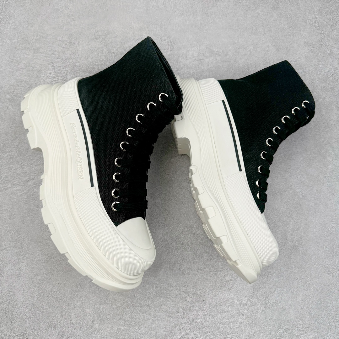 图片[3]-＃M纯原 Alexander McQueen/亚历山大麦昆松糕鞋厚底增高高帮帆布鞋 全市场最高版本 随意对比任何版本 正确版组合大底 内里全牛皮 牛皮垫脚 回弹度到位 耐磨又舒适 全套原版包装 配件齐全 官方一致 凹凸定制正品原盒包装 鞋面定制原版军用级别帆布面料 面料不拉手、过水性强、很密实 种面料高稳定型比皮料还要贵色泽温润 垫脚贴合高密度弹力乳胶鞋垫 脚感舒适弹性足 大底采用原版开模抽真空大底 质感、耐磨性更强 上脚立马增加5公分腿长 超级显腿瘦 鞋子的设计很好的拉长整个身材比例 秒变大长腿的视感 轻松驾驭各种服饰搭配 各路大咖明星频繁上脚款 一鞋难求 一定是你鞋柜必种草的一双鞋 想要大长腿的集美们必须入手 尺码：35/45-选品中心