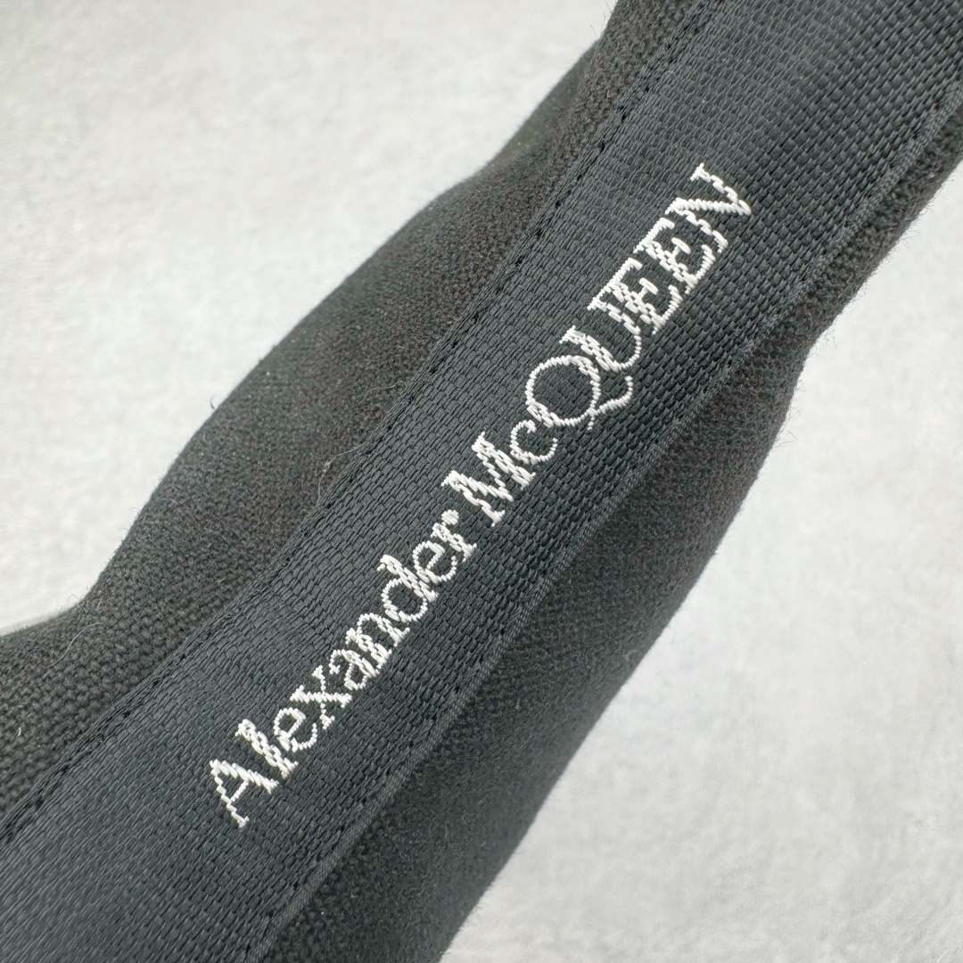 图片[13]-＃M纯原 Alexander McQueen/亚历山大麦昆松糕鞋厚底增高高帮帆布鞋 全市场最高版本 随意对比任何版本 正确版组合大底 内里全牛皮 牛皮垫脚 回弹度到位 耐磨又舒适 全套原版包装 配件齐全 官方一致 凹凸定制正品原盒包装 鞋面定制原版军用级别帆布面料 面料不拉手、过水性强、很密实 种面料高稳定型比皮料还要贵色泽温润 垫脚贴合高密度弹力乳胶鞋垫 脚感舒适弹性足 大底采用原版开模抽真空大底 质感、耐磨性更强 上脚立马增加5公分腿长 超级显腿瘦 鞋子的设计很好的拉长整个身材比例 秒变大长腿的视感 轻松驾驭各种服饰搭配 各路大咖明星频繁上脚款 一鞋难求 一定是你鞋柜必种草的一双鞋 想要大长腿的集美们必须入手 尺码：35/45-选品中心