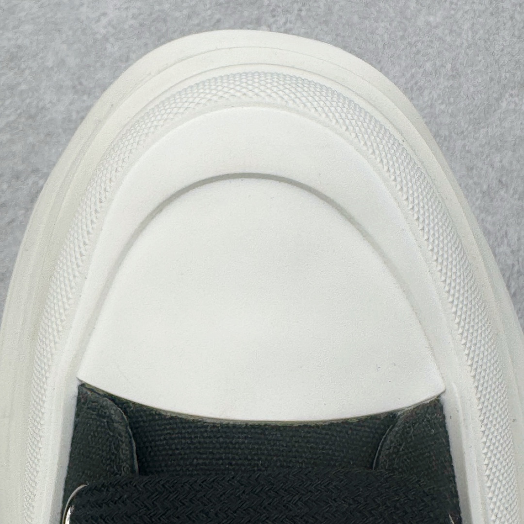 图片[12]-＃M纯原 Alexander McQueen/亚历山大麦昆松糕鞋厚底增高高帮帆布鞋 全市场最高版本 随意对比任何版本 正确版组合大底 内里全牛皮 牛皮垫脚 回弹度到位 耐磨又舒适 全套原版包装 配件齐全 官方一致 凹凸定制正品原盒包装 鞋面定制原版军用级别帆布面料 面料不拉手、过水性强、很密实 种面料高稳定型比皮料还要贵色泽温润 垫脚贴合高密度弹力乳胶鞋垫 脚感舒适弹性足 大底采用原版开模抽真空大底 质感、耐磨性更强 上脚立马增加5公分腿长 超级显腿瘦 鞋子的设计很好的拉长整个身材比例 秒变大长腿的视感 轻松驾驭各种服饰搭配 各路大咖明星频繁上脚款 一鞋难求 一定是你鞋柜必种草的一双鞋 想要大长腿的集美们必须入手 尺码：35/45-选品中心