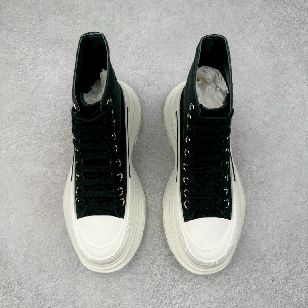 图片[2]-＃M纯原 Alexander McQueen/亚历山大麦昆松糕鞋厚底增高高帮帆布鞋 全市场最高版本 随意对比任何版本 正确版组合大底 内里全牛皮 牛皮垫脚 回弹度到位 耐磨又舒适 全套原版包装 配件齐全 官方一致 凹凸定制正品原盒包装 鞋面定制原版军用级别帆布面料 面料不拉手、过水性强、很密实 种面料高稳定型比皮料还要贵色泽温润 垫脚贴合高密度弹力乳胶鞋垫 脚感舒适弹性足 大底采用原版开模抽真空大底 质感、耐磨性更强 上脚立马增加5公分腿长 超级显腿瘦 鞋子的设计很好的拉长整个身材比例 秒变大长腿的视感 轻松驾驭各种服饰搭配 各路大咖明星频繁上脚款 一鞋难求 一定是你鞋柜必种草的一双鞋 想要大长腿的集美们必须入手 尺码：35/45-选品中心