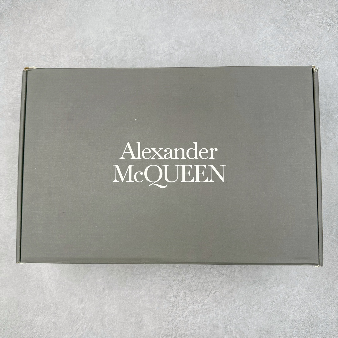 图片[18]-＃M纯原 Alexander McQueen/亚历山大麦昆松糕鞋厚底增高高帮帆布鞋 全市场最高版本 随意对比任何版本 正确版组合大底 内里全牛皮 牛皮垫脚 回弹度到位 耐磨又舒适 全套原版包装 配件齐全 官方一致 凹凸定制正品原盒包装 鞋面定制原版军用级别帆布面料 面料不拉手、过水性强、很密实 种面料高稳定型比皮料还要贵色泽温润 垫脚贴合高密度弹力乳胶鞋垫 脚感舒适弹性足 大底采用原版开模抽真空大底 质感、耐磨性更强 上脚立马增加5公分腿长 超级显腿瘦 鞋子的设计很好的拉长整个身材比例 秒变大长腿的视感 轻松驾驭各种服饰搭配 各路大咖明星频繁上脚款 一鞋难求 一定是你鞋柜必种草的一双鞋 想要大长腿的集美们必须入手 尺码：35/45-选品中心