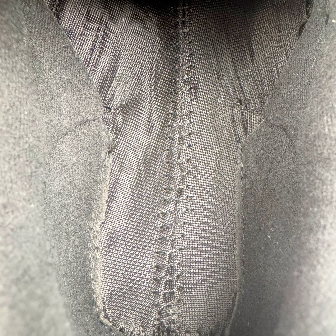 图片[10]-＃总裁 STONE ISLAND x New Balance NB991V2 第一代总统复古慢跑鞋 石头岛联名 黑色 U991SK2 正确3M反光细节 原楦原纸版开发 正确6层组合底模精密开发 后跟透明TPU水晶装饰条稳固 沿用了引以为傲的跑鞋手工技艺 采用猪皮绒面并包裹局部透气网面的鞋身设计 菱网鞋舌上刻有New Balance USA 鞋面依旧身着经典的大热之灰 彰显了其高端的品质身份 尺码：36 37 37.5 38 38.5 39 40 40.5 41.5 42 42.5 43 44 45 46.5-选品中心