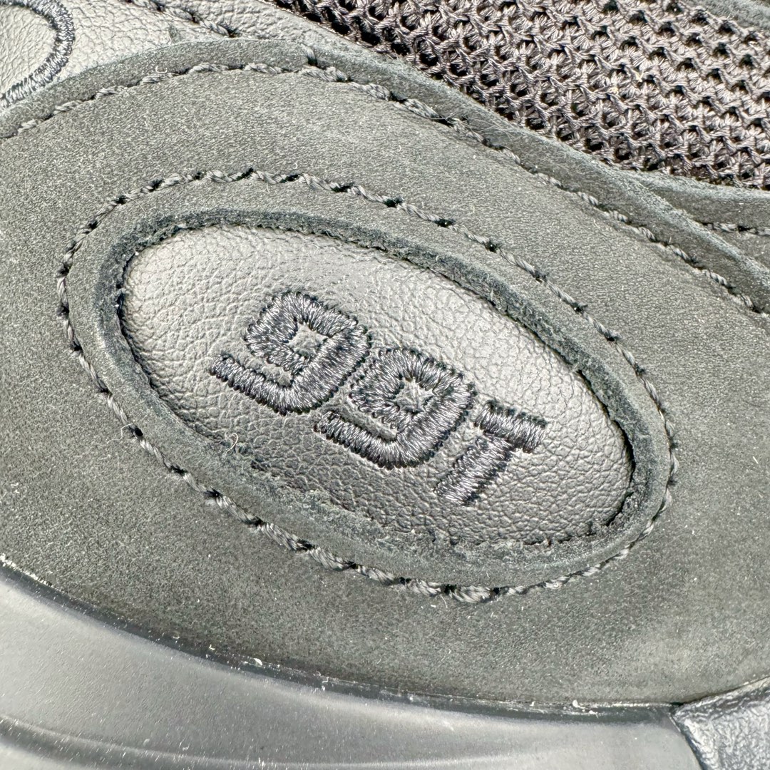 图片[18]-＃总裁 STONE ISLAND x New Balance NB991V2 第一代总统复古慢跑鞋 石头岛联名 黑色 U991SK2 正确3M反光细节 原楦原纸版开发 正确6层组合底模精密开发 后跟透明TPU水晶装饰条稳固 沿用了引以为傲的跑鞋手工技艺 采用猪皮绒面并包裹局部透气网面的鞋身设计 菱网鞋舌上刻有New Balance USA 鞋面依旧身着经典的大热之灰 彰显了其高端的品质身份 尺码：36 37 37.5 38 38.5 39 40 40.5 41.5 42 42.5 43 44 45 46.5-选品中心