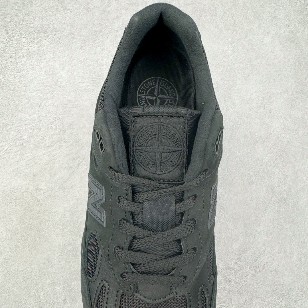 图片[5]-＃总裁 STONE ISLAND x New Balance NB991V2 第一代总统复古慢跑鞋 石头岛联名 黑色 U991SK2 正确3M反光细节 原楦原纸版开发 正确6层组合底模精密开发 后跟透明TPU水晶装饰条稳固 沿用了引以为傲的跑鞋手工技艺 采用猪皮绒面并包裹局部透气网面的鞋身设计 菱网鞋舌上刻有New Balance USA 鞋面依旧身着经典的大热之灰 彰显了其高端的品质身份 尺码：36 37 37.5 38 38.5 39 40 40.5 41.5 42 42.5 43 44 45 46.5-选品中心