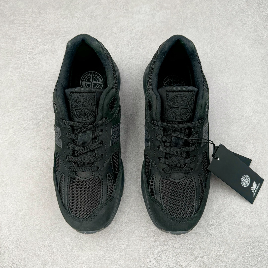图片[2]-＃总裁 STONE ISLAND x New Balance NB991V2 第一代总统复古慢跑鞋 石头岛联名 黑色 U991SK2 正确3M反光细节 原楦原纸版开发 正确6层组合底模精密开发 后跟透明TPU水晶装饰条稳固 沿用了引以为傲的跑鞋手工技艺 采用猪皮绒面并包裹局部透气网面的鞋身设计 菱网鞋舌上刻有New Balance USA 鞋面依旧身着经典的大热之灰 彰显了其高端的品质身份 尺码：36 37 37.5 38 38.5 39 40 40.5 41.5 42 42.5 43 44 45 46.5-选品中心