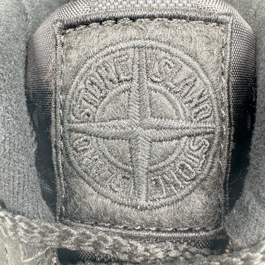 图片[13]-＃总裁 STONE ISLAND x New Balance NB991V2 第一代总统复古慢跑鞋 石头岛联名 黑色 U991SK2 正确3M反光细节 原楦原纸版开发 正确6层组合底模精密开发 后跟透明TPU水晶装饰条稳固 沿用了引以为傲的跑鞋手工技艺 采用猪皮绒面并包裹局部透气网面的鞋身设计 菱网鞋舌上刻有New Balance USA 鞋面依旧身着经典的大热之灰 彰显了其高端的品质身份 尺码：36 37 37.5 38 38.5 39 40 40.5 41.5 42 42.5 43 44 45 46.5-选品中心