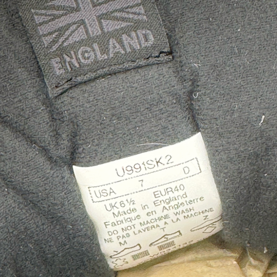 图片[11]-＃总裁 STONE ISLAND x New Balance NB991V2 第一代总统复古慢跑鞋 石头岛联名 黑色 U991SK2 正确3M反光细节 原楦原纸版开发 正确6层组合底模精密开发 后跟透明TPU水晶装饰条稳固 沿用了引以为傲的跑鞋手工技艺 采用猪皮绒面并包裹局部透气网面的鞋身设计 菱网鞋舌上刻有New Balance USA 鞋面依旧身着经典的大热之灰 彰显了其高端的品质身份 尺码：36 37 37.5 38 38.5 39 40 40.5 41.5 42 42.5 43 44 45 46.5-选品中心