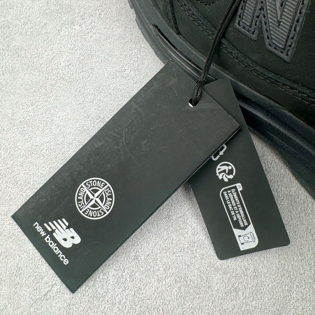 图片[22]-＃总裁 STONE ISLAND x New Balance NB991V2 第一代总统复古慢跑鞋 石头岛联名 黑色 U991SK2 正确3M反光细节 原楦原纸版开发 正确6层组合底模精密开发 后跟透明TPU水晶装饰条稳固 沿用了引以为傲的跑鞋手工技艺 采用猪皮绒面并包裹局部透气网面的鞋身设计 菱网鞋舌上刻有New Balance USA 鞋面依旧身着经典的大热之灰 彰显了其高端的品质身份 尺码：36 37 37.5 38 38.5 39 40 40.5 41.5 42 42.5 43 44 45 46.5-选品中心
