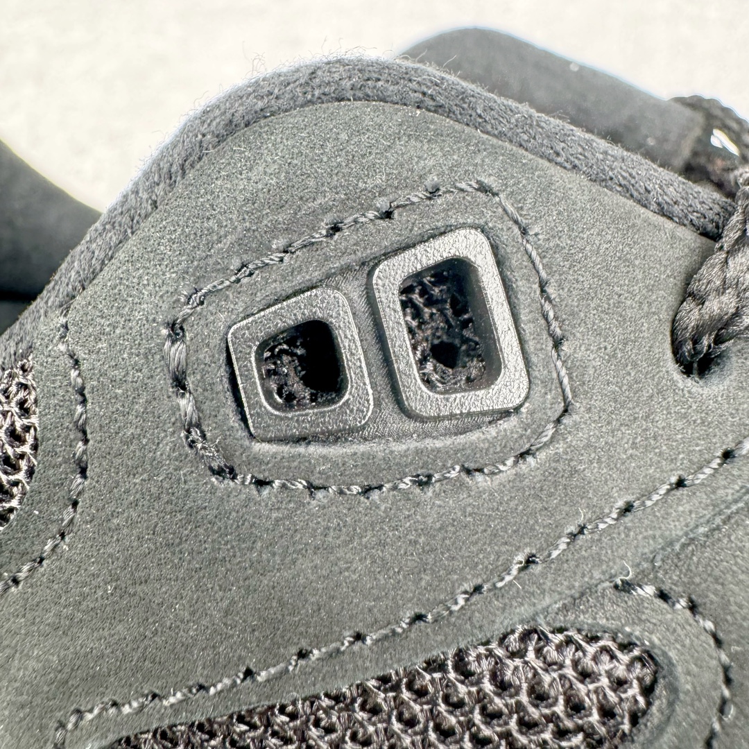 图片[19]-＃总裁 STONE ISLAND x New Balance NB991V2 第一代总统复古慢跑鞋 石头岛联名 黑色 U991SK2 正确3M反光细节 原楦原纸版开发 正确6层组合底模精密开发 后跟透明TPU水晶装饰条稳固 沿用了引以为傲的跑鞋手工技艺 采用猪皮绒面并包裹局部透气网面的鞋身设计 菱网鞋舌上刻有New Balance USA 鞋面依旧身着经典的大热之灰 彰显了其高端的品质身份 尺码：36 37 37.5 38 38.5 39 40 40.5 41.5 42 42.5 43 44 45 46.5-选品中心