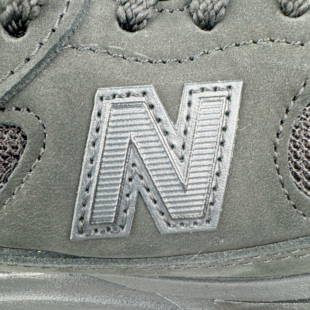 图片[20]-＃总裁 STONE ISLAND x New Balance NB991V2 第一代总统复古慢跑鞋 石头岛联名 黑色 U991SK2 正确3M反光细节 原楦原纸版开发 正确6层组合底模精密开发 后跟透明TPU水晶装饰条稳固 沿用了引以为傲的跑鞋手工技艺 采用猪皮绒面并包裹局部透气网面的鞋身设计 菱网鞋舌上刻有New Balance USA 鞋面依旧身着经典的大热之灰 彰显了其高端的品质身份 尺码：36 37 37.5 38 38.5 39 40 40.5 41.5 42 42.5 43 44 45 46.5-选品中心