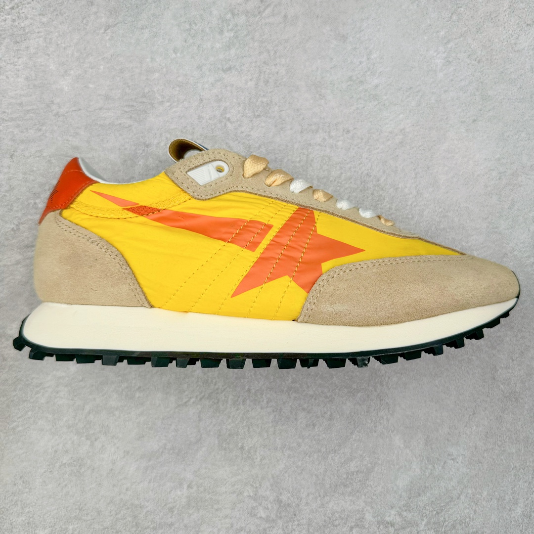 ＃纯原 GGDB Golden Goose Marathon 复古运动鞋生活休闲鞋 火爆全网 陈伟霆宋雨琦 杨幂等各路明星纷纷上脚 该系列新品鞋履以1970年代的田径鞋为设计灵感，巧妙融入3D打印鞋尾装饰等前沿元素，既彰显了复古格调，又将这种怀旧感投射到未来。其鞋面采用多种精致材质打造，并推出银色、黑色、红色、皇家蓝和白色等多款经典配色以及全新限定黄色，侧边点缀以品牌标志性的星星图案。全新黄色款式的鞋面侧边保留了品牌标志性的橙色星星图案，配以灰色鞋头。不均匀染色的鞋带和带有星星图案的鞋底，为整体造型增添了独特的印象。呈现男女都可穿着的中性风格，谁都能拥有并追逐自己的梦想。尺码：35 36 37 38 39 40 41 42 43 44 45-选品中心