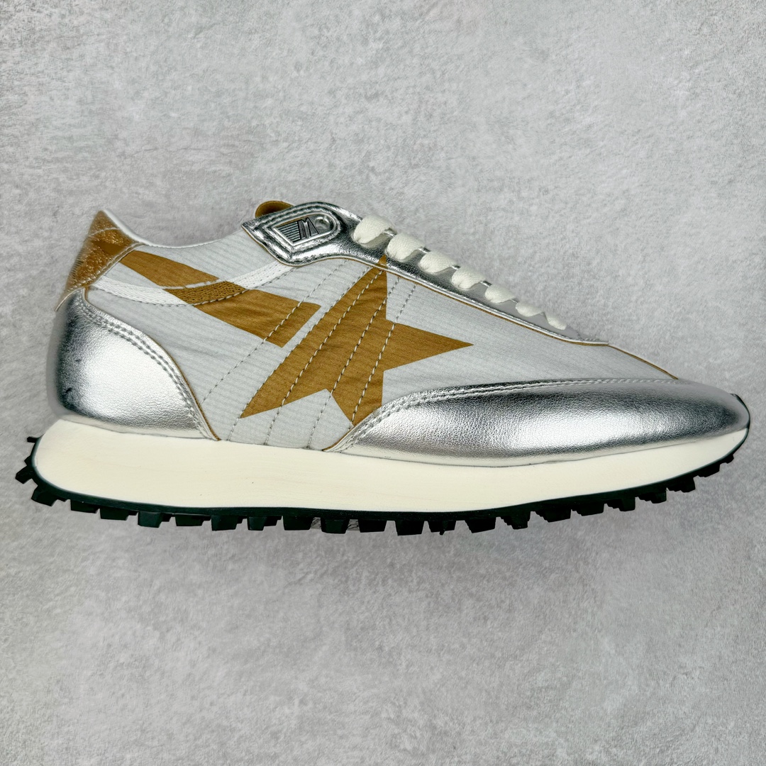 ＃纯原 GGDB Golden Goose Marathon 复古运动鞋生活休闲鞋 火爆全网 陈伟霆宋雨琦 杨幂等各路明星纷纷上脚 该系列新品鞋履以1970年代的田径鞋为设计灵感，巧妙融入3D打印鞋尾装饰等前沿元素，既彰显了复古格调，又将这种怀旧感投射到未来。其鞋面采用多种精致材质打造，并推出银色、黑色、红色、皇家蓝和白色等多款经典配色以及全新限定黄色，侧边点缀以品牌标志性的星星图案。全新黄色款式的鞋面侧边保留了品牌标志性的橙色星星图案，配以灰色鞋头。不均匀染色的鞋带和带有星星图案的鞋底，为整体造型增添了独特的印象。呈现男女都可穿着的中性风格，谁都能拥有并追逐自己的梦想。尺码：35 36 37 38 39 40 41 42 43 44 45-选品中心