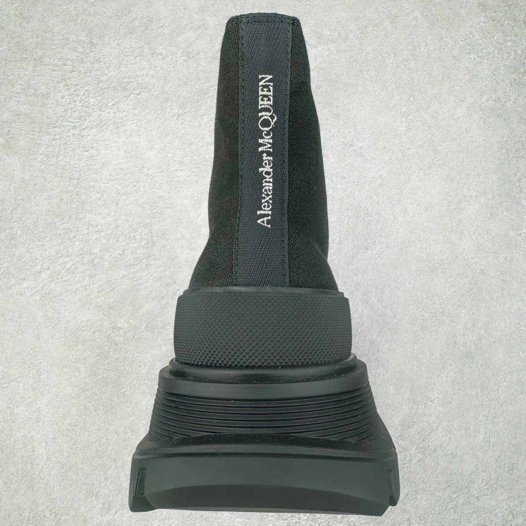 图片[8]-＃M纯原 Alexander McQueen/亚历山大麦昆松糕鞋厚底增高高帮帆布鞋 全市场最高版本 随意对比任何版本 正确版组合大底 内里全牛皮 牛皮垫脚 回弹度到位 耐磨又舒适 全套原版包装 配件齐全 官方一致 凹凸定制正品原盒包装 鞋面定制原版军用级别帆布面料 面料不拉手、过水性强、很密实 种面料高稳定型比皮料还要贵色泽温润 垫脚贴合高密度弹力乳胶鞋垫 脚感舒适弹性足 大底采用原版开模抽真空大底 质感、耐磨性更强 上脚立马增加5公分腿长 超级显腿瘦 鞋子的设计很好的拉长整个身材比例 秒变大长腿的视感 轻松驾驭各种服饰搭配 各路大咖明星频繁上脚款 一鞋难求 一定是你鞋柜必种草的一双鞋 想要大长腿的集美们必须入手 尺码：35/45-选品中心