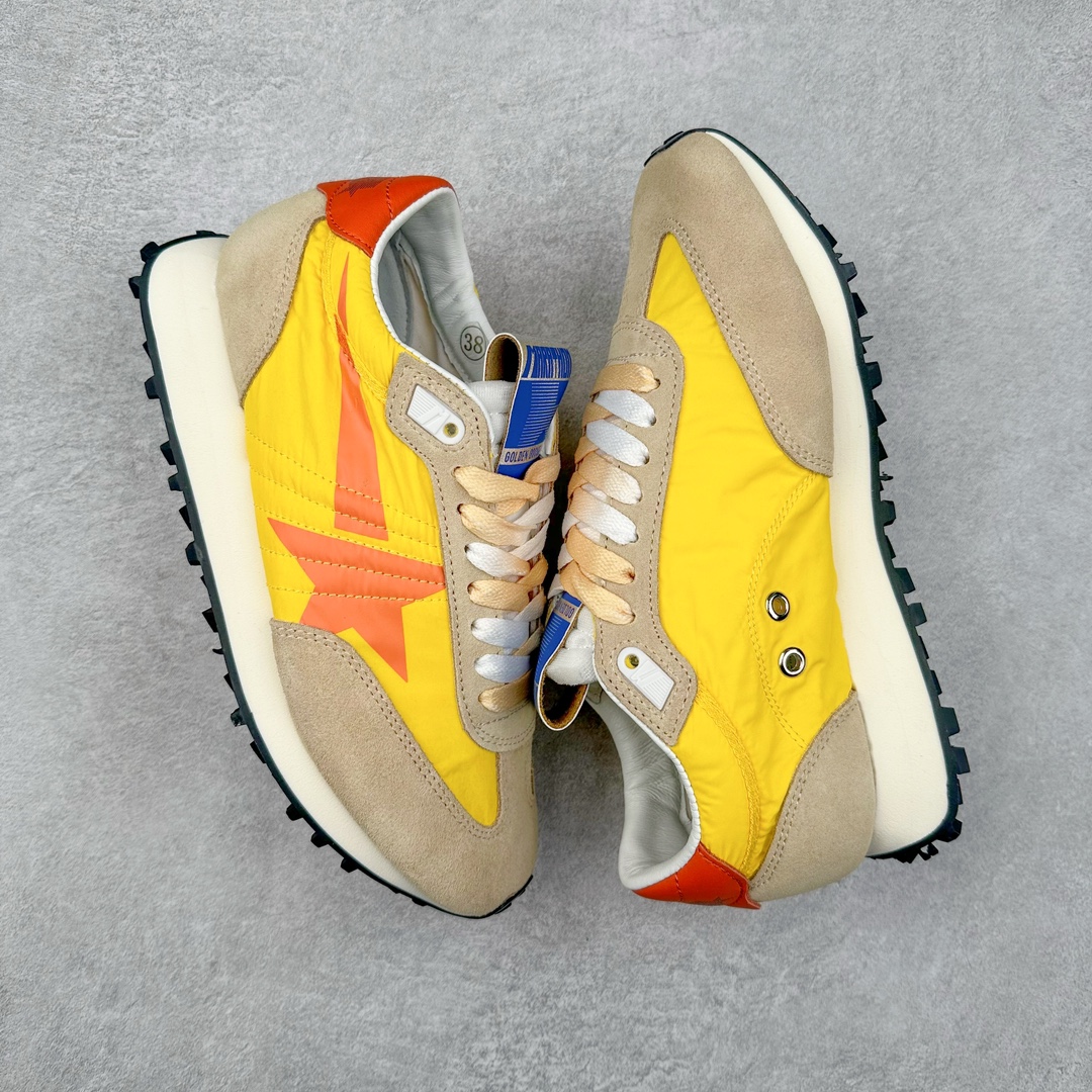 图片[3]-＃纯原 GGDB Golden Goose Marathon 复古运动鞋生活休闲鞋 火爆全网 陈伟霆宋雨琦 杨幂等各路明星纷纷上脚 该系列新品鞋履以1970年代的田径鞋为设计灵感，巧妙融入3D打印鞋尾装饰等前沿元素，既彰显了复古格调，又将这种怀旧感投射到未来。其鞋面采用多种精致材质打造，并推出银色、黑色、红色、皇家蓝和白色等多款经典配色以及全新限定黄色，侧边点缀以品牌标志性的星星图案。全新黄色款式的鞋面侧边保留了品牌标志性的橙色星星图案，配以灰色鞋头。不均匀染色的鞋带和带有星星图案的鞋底，为整体造型增添了独特的印象。呈现男女都可穿着的中性风格，谁都能拥有并追逐自己的梦想。尺码：35 36 37 38 39 40 41 42 43 44 45-选品中心