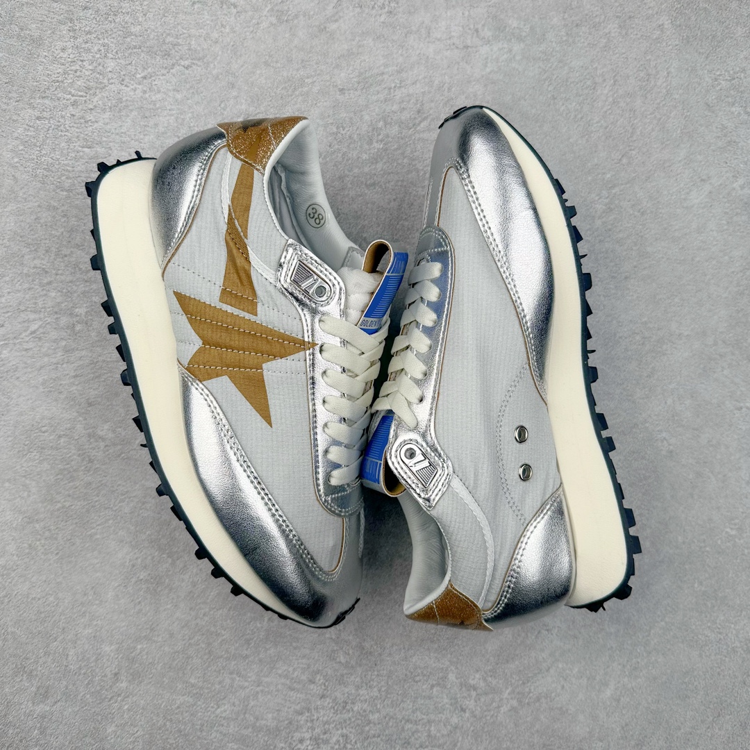 图片[3]-＃纯原 GGDB Golden Goose Marathon 复古运动鞋生活休闲鞋 火爆全网 陈伟霆宋雨琦 杨幂等各路明星纷纷上脚 该系列新品鞋履以1970年代的田径鞋为设计灵感，巧妙融入3D打印鞋尾装饰等前沿元素，既彰显了复古格调，又将这种怀旧感投射到未来。其鞋面采用多种精致材质打造，并推出银色、黑色、红色、皇家蓝和白色等多款经典配色以及全新限定黄色，侧边点缀以品牌标志性的星星图案。全新黄色款式的鞋面侧边保留了品牌标志性的橙色星星图案，配以灰色鞋头。不均匀染色的鞋带和带有星星图案的鞋底，为整体造型增添了独特的印象。呈现男女都可穿着的中性风格，谁都能拥有并追逐自己的梦想。尺码：35 36 37 38 39 40 41 42 43 44 45-选品中心