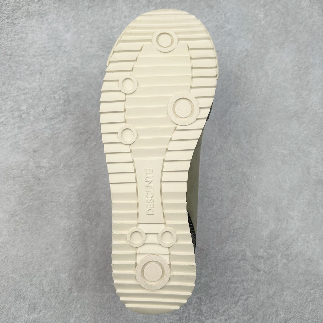 图片[9]-DESCENTE CHRON LTR 迪桑特皮面系带舒适百搭防滑耐磨低帮生活休闲鞋 原楦原纸版开发版型 鞋底设计有特殊的纹理或材料 以增加摩擦力 减少滑倒的风险 使用耐用的材料制成 能够承受长时间的使用和摩擦 减少磨损 尺码：36 36.5 37 38 38.5 39 40 40.5 41 42 42.5 43 44 44.5 45-选品中心