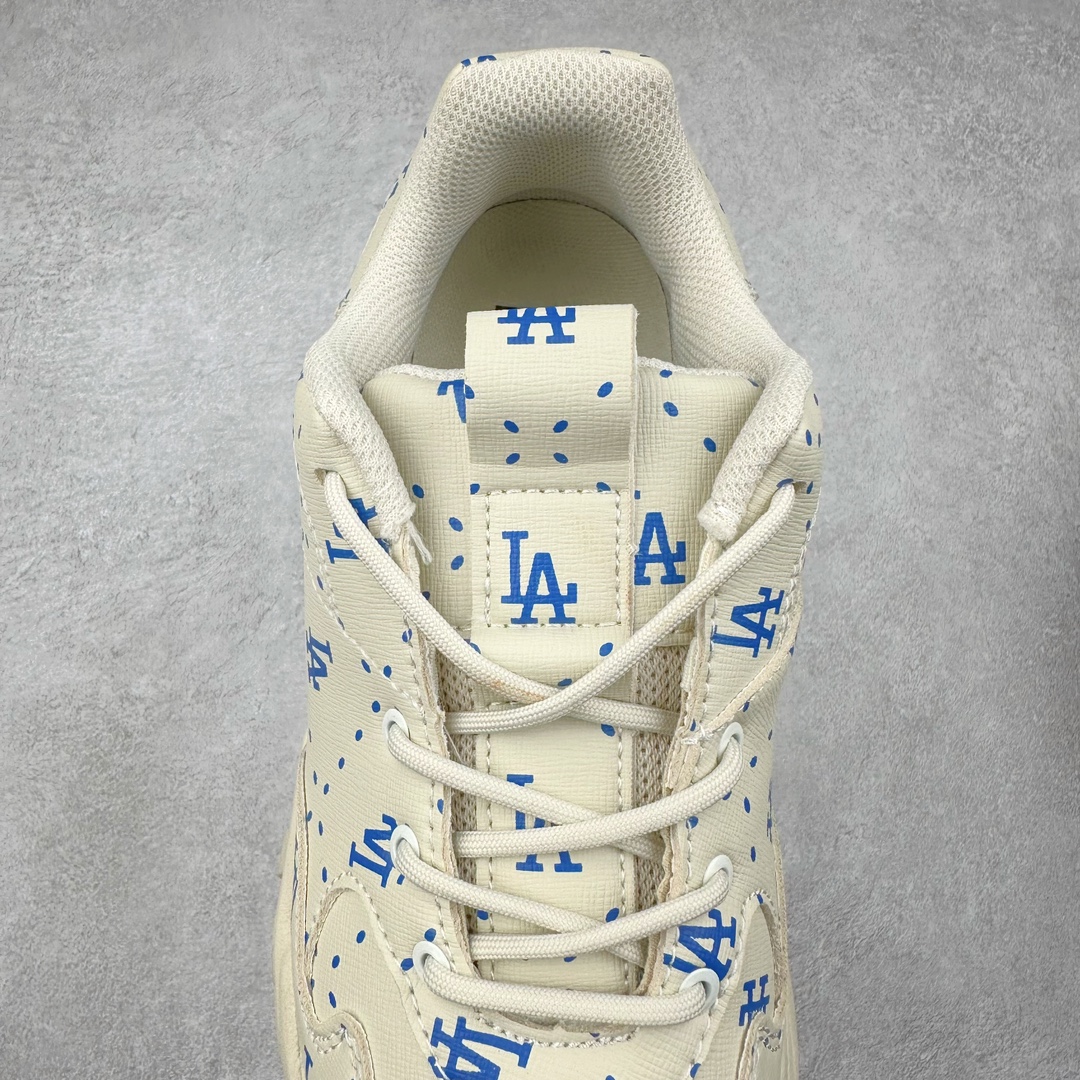 图片[5]-＃特价福利 MLB BigBall Chunky纽约洋基队增高复古风印花老爹鞋 MLB是韩国F&F旗下潮流服装品牌 拥有150年历史的经典传统 是街头文化和国际生活方式的领导者 MLB拥有包括男装、女装、童装、配饰在内的全品类服饰 提供覆盖各性别、各年龄层、From Head to Toe的穿搭装备 其产品结合了韩国的时尚造型与质感 展现了运动服饰也可以兼具时尚潮流的风格 在产品设计上 MLB不仅融合了美国职业棒球大联盟的各当家球队 更结合了棒球运动中的各个元素 复古风范自信控场 复古鞋型率先勾描独特的自我态度 在经典线条与时尚元素的精彩交织下刷新街头复古运动风潮 质感十足兼备卓越的舒适透气性能迎合夏日追求的自在脚感。尺码：36 36.5 37.5 38 38.5 39 40 40.5 41 42 42.5 43 44 44.5 45-选品中心