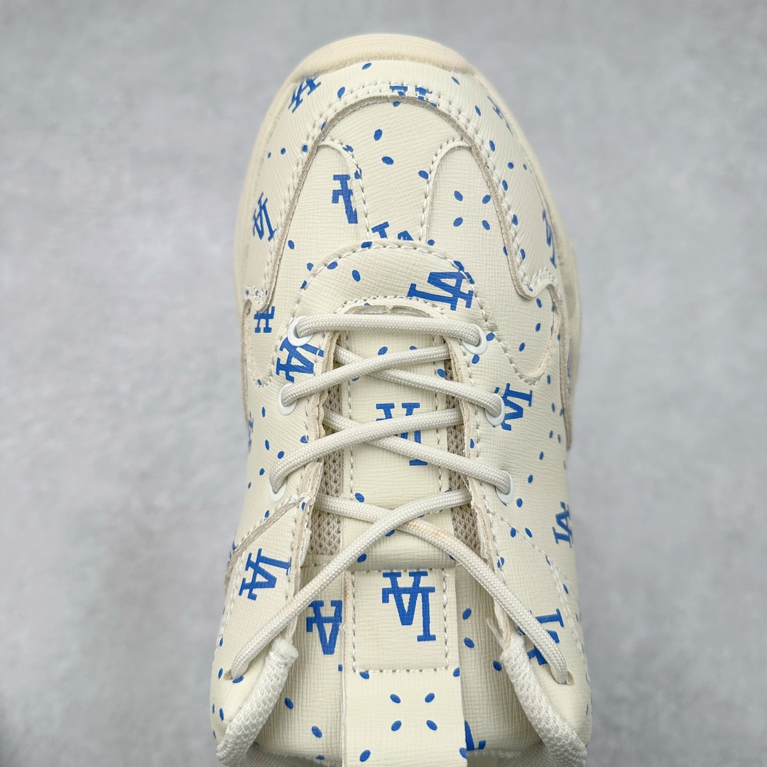 图片[4]-＃特价福利 MLB BigBall Chunky纽约洋基队增高复古风印花老爹鞋 MLB是韩国F&F旗下潮流服装品牌 拥有150年历史的经典传统 是街头文化和国际生活方式的领导者 MLB拥有包括男装、女装、童装、配饰在内的全品类服饰 提供覆盖各性别、各年龄层、From Head to Toe的穿搭装备 其产品结合了韩国的时尚造型与质感 展现了运动服饰也可以兼具时尚潮流的风格 在产品设计上 MLB不仅融合了美国职业棒球大联盟的各当家球队 更结合了棒球运动中的各个元素 复古风范自信控场 复古鞋型率先勾描独特的自我态度 在经典线条与时尚元素的精彩交织下刷新街头复古运动风潮 质感十足兼备卓越的舒适透气性能迎合夏日追求的自在脚感。尺码：36 36.5 37.5 38 38.5 39 40 40.5 41 42 42.5 43 44 44.5 45-选品中心