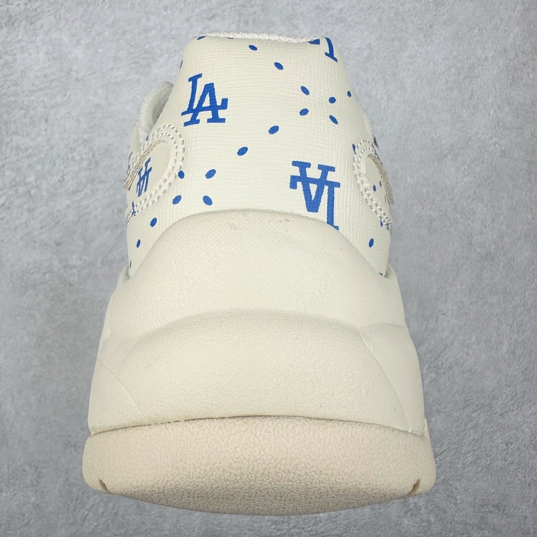 图片[8]-＃特价福利 MLB BigBall Chunky纽约洋基队增高复古风印花老爹鞋 MLB是韩国F&F旗下潮流服装品牌 拥有150年历史的经典传统 是街头文化和国际生活方式的领导者 MLB拥有包括男装、女装、童装、配饰在内的全品类服饰 提供覆盖各性别、各年龄层、From Head to Toe的穿搭装备 其产品结合了韩国的时尚造型与质感 展现了运动服饰也可以兼具时尚潮流的风格 在产品设计上 MLB不仅融合了美国职业棒球大联盟的各当家球队 更结合了棒球运动中的各个元素 复古风范自信控场 复古鞋型率先勾描独特的自我态度 在经典线条与时尚元素的精彩交织下刷新街头复古运动风潮 质感十足兼备卓越的舒适透气性能迎合夏日追求的自在脚感。尺码：36 36.5 37.5 38 38.5 39 40 40.5 41 42 42.5 43 44 44.5 45-选品中心