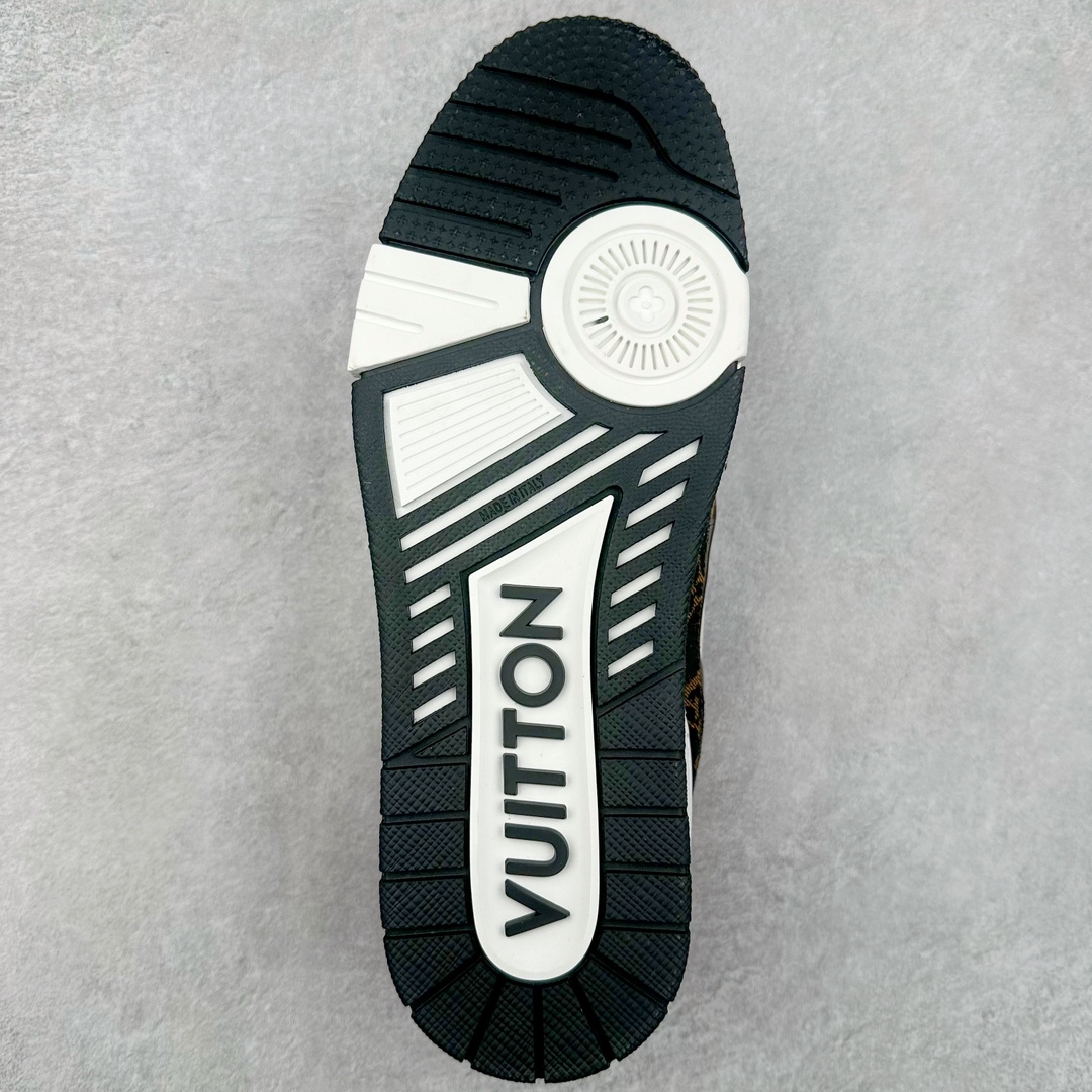 图片[9]-Louis Vuitton Trainer lv时装走秀运动鞋 高尔夫系列 全网最全配色更新最快 最成熟的做工稳定的品控 完美鞋型超高的清洁度 零毛边线头瑕疵 全套原楦原纸版原鞋开模 全网最具灵魂的版型 正确原装黄色鞋盒 正确中底印花 鞋面印花3D高频深度立体 全鞋电脑针车 紧密相连 针距密度一致 环保乳胶注塑鞋垫 厚度脚感还原原版 皮面裁剪部位 统一油边封口工艺 原装橡胶大底含胶量大底组合零偏差 专柜全套包装 防尘袋 说明书 质保卡 男女鞋 尺码：35 36 37 38 39 40 41 42 43 44 45-选品中心