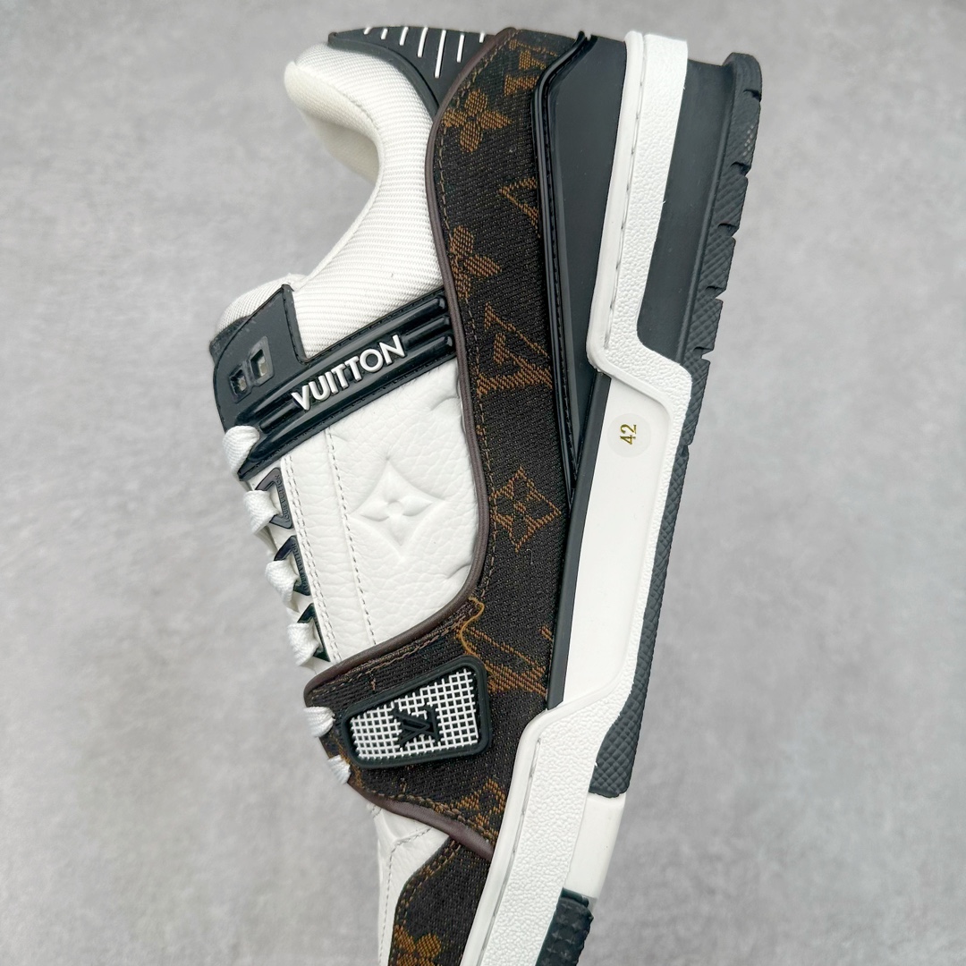 图片[7]-Louis Vuitton Trainer lv时装走秀运动鞋 高尔夫系列 全网最全配色更新最快 最成熟的做工稳定的品控 完美鞋型超高的清洁度 零毛边线头瑕疵 全套原楦原纸版原鞋开模 全网最具灵魂的版型 正确原装黄色鞋盒 正确中底印花 鞋面印花3D高频深度立体 全鞋电脑针车 紧密相连 针距密度一致 环保乳胶注塑鞋垫 厚度脚感还原原版 皮面裁剪部位 统一油边封口工艺 原装橡胶大底含胶量大底组合零偏差 专柜全套包装 防尘袋 说明书 质保卡 男女鞋 尺码：35 36 37 38 39 40 41 42 43 44 45-选品中心