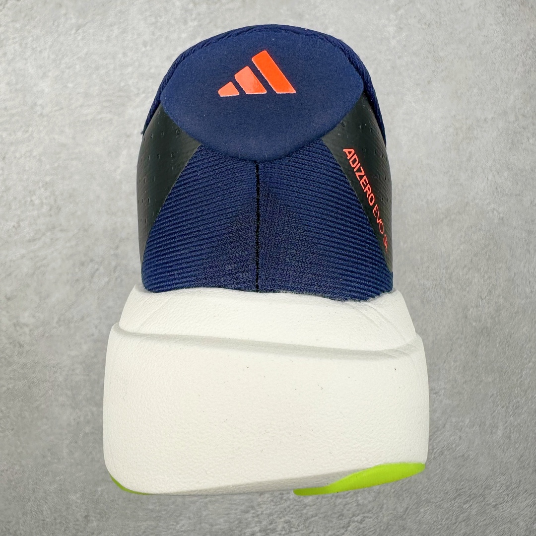 图片[8]-AD Adizero Eva SL M 零度进化版系列低帮轻便透气竞速休闲运动慢跑鞋 JR3415 相信大家对去年 adidas 横空出世的「顶级超跑」adiZero Adios Pro EVO 1 记忆犹新！不仅登顶阿迪史上最轻跑鞋宝座，更在接下来的全球马拉松赛事中，持续书写着惊人成绩，被网友戏称新一代「阿迪神鞋」全网刷屏！极简设计语言与强烈速度感和存在感的鞋侧三线，让人过目不忘，特别种草！其中定位于中长跑训练的 adidas Adizero Evo SL，整体外观造型与 adiZero Adios Pro EVO 1 非常相似。中底配置方面搭载全掌 Lightstrike Pro，鞋面采用透气网面示人，契合日常训练鞋的定位，更加耐用。外底给到了马牌橡胶，及类似上代竞速旗舰 adidas Adizero Adios Pro 3 区域分布。整体看下来无论是外观的鲜明辨识度，还是配置的扎实程度都很顶。尺码：36 36⅔ 37⅓ 38 38⅔ 39⅓ 40 40⅔ 41⅓ 42 42⅔ 43⅓ 44 45-选品中心