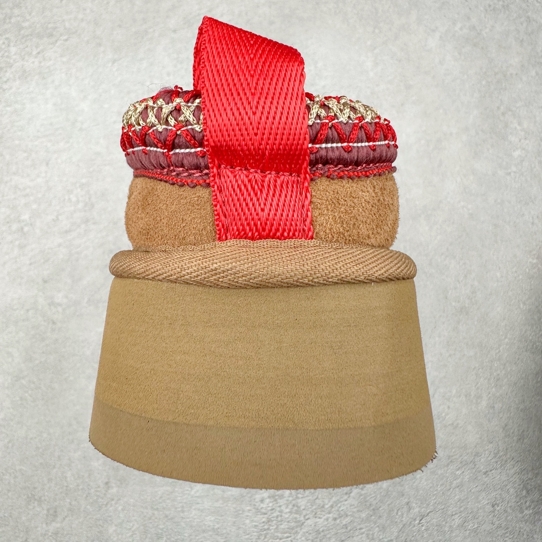 图片[8]-＃平台特供纯原福利 UGG 经典秋冬羊皮毛一体雪地靴 私人订单价格匠心定位 桑坡大厂直供 拒绝高利润 区别杀猪版本 隆丰A级澳洲进口羊皮毛一体 完全遵循ZP工艺流程 代工厂原厂版师 秉承无原鞋不开发选择 注重每一处细节 市面最正版型 TREADLITE\\\”轻翼\\\”科技外底 轻便/耐用/柔韧/桩型【售后郑重承诺】一个月内若出现重大脱胶/断底等质量问题 直接为您换新 翻毛皮鞋面 细腻亲肤再生聚酯纤维滚边 舒适易打理 保暖性佳 UGG plush™ 里衬和内底 茸软亲肤 舒适暖足 经典鞋型搭配轻盈厚底 稳稳拿捏秋冬出街时髦造型 Treadlite by UGG 轻翼大底 轻盈缓震 为双足减负 舒适轻便 助你轻松畅玩整天 尺码：35 36 37 38 39 40-选品中心