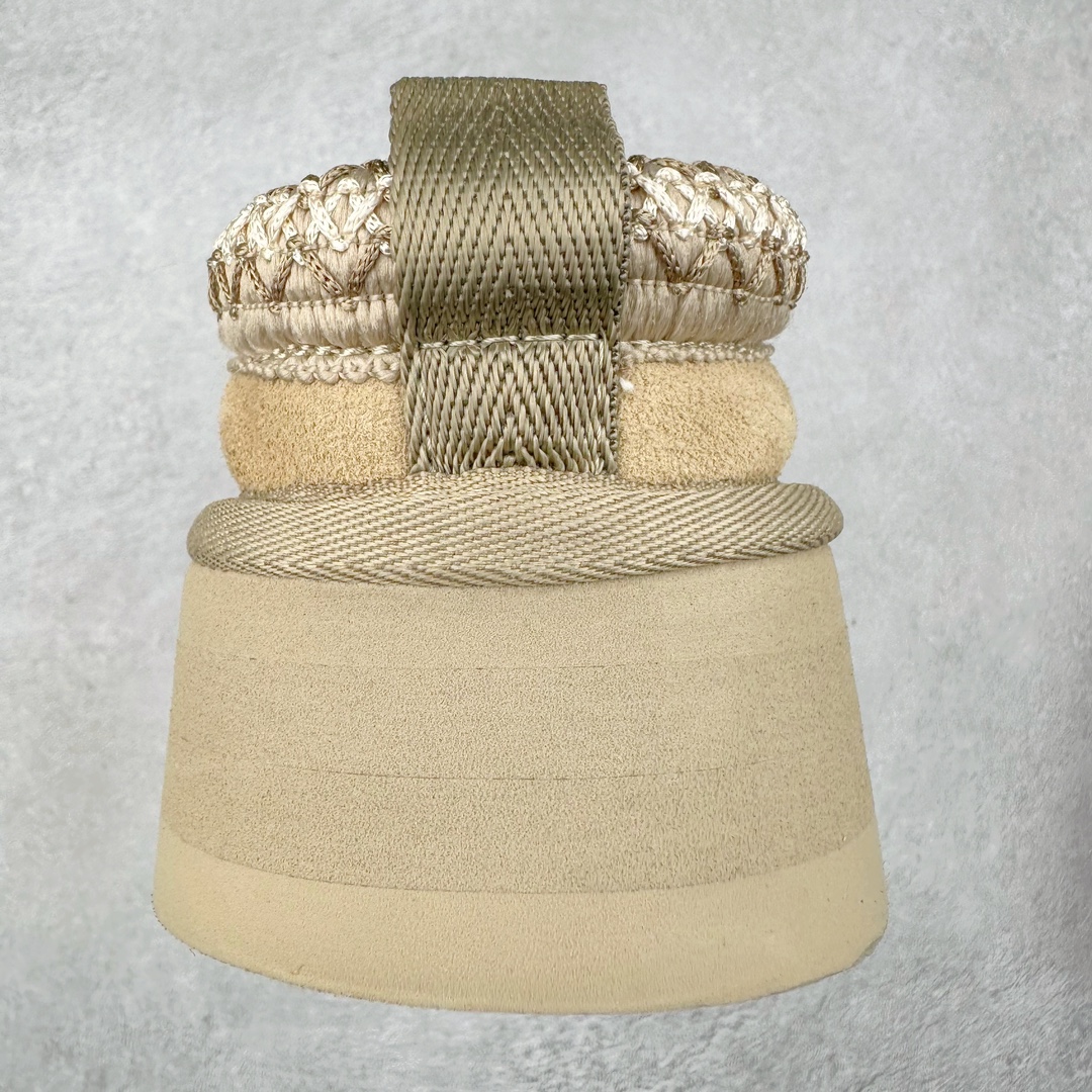 图片[8]-＃平台特供纯原福利 UGG 经典秋冬羊皮毛一体雪地靴 私人订单价格匠心定位 桑坡大厂直供 拒绝高利润 区别杀猪版本 隆丰A级澳洲进口羊皮毛一体 完全遵循ZP工艺流程 代工厂原厂版师 秉承无原鞋不开发选择 注重每一处细节 市面最正版型 TREADLITE\\\”轻翼\\\”科技外底 轻便/耐用/柔韧/桩型【售后郑重承诺】一个月内若出现重大脱胶/断底等质量问题 直接为您换新 翻毛皮鞋面 细腻亲肤再生聚酯纤维滚边 舒适易打理 保暖性佳 UGG plush™ 里衬和内底 茸软亲肤 舒适暖足 经典鞋型搭配轻盈厚底 稳稳拿捏秋冬出街时髦造型 Treadlite by UGG 轻翼大底 轻盈缓震 为双足减负 舒适轻便 助你轻松畅玩整天 尺码：35 36 37 38 39 40-选品中心