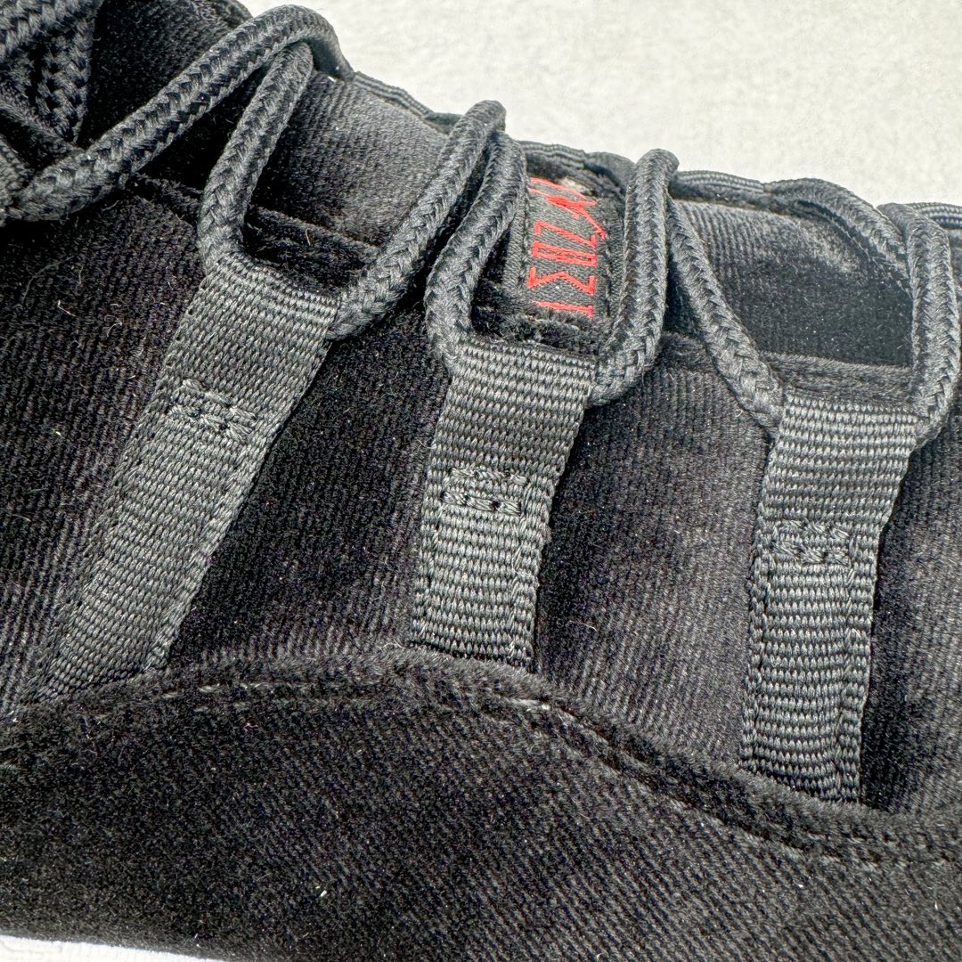 图片[19]-＃KZ神版 Air Jordan AJ11 \\\”Bred Velvet\\\” 高帮黑红天鹅绒 DB5457-061 市场中端王者 耗时半年巨作 全套原纸板楦头开发 确保原汁原味 完美呈现11代版型 此版本只针对中端市场 皮料材质有所更替 其他数据细节工艺流程均保持一致绝不口嗨 细节品控鞋型随意秒杀市面3XX 原楦原档案数据开模打造 原厂中底拉帮钢印 原厂进口漆皮 防冻不开裂 原装鞋撑 水晶大底正确色度色泽 原楦原数据刺绣 原厂车缝走线及对位 毫厘不差 飞人logo采用原数据电脑刺绣 原装正品碳纤维真实碳板 增强抗扭 原内标 原盒标 正确官方原盒 防氧化水晶外底 原厂配套全掌solo气垫 进口港宝加持 后跟自然饱满 全鞋荧光划线卡点 追求极致完美 每一双都是工艺品 多重QC质检 超越公司货的品控标准 实实在在的免检产品 尺码：36 36.5 37.5 38 38.5 39 40 40.5 41 42 42.5 43 44 44.5 45 46 47.5-选品中心