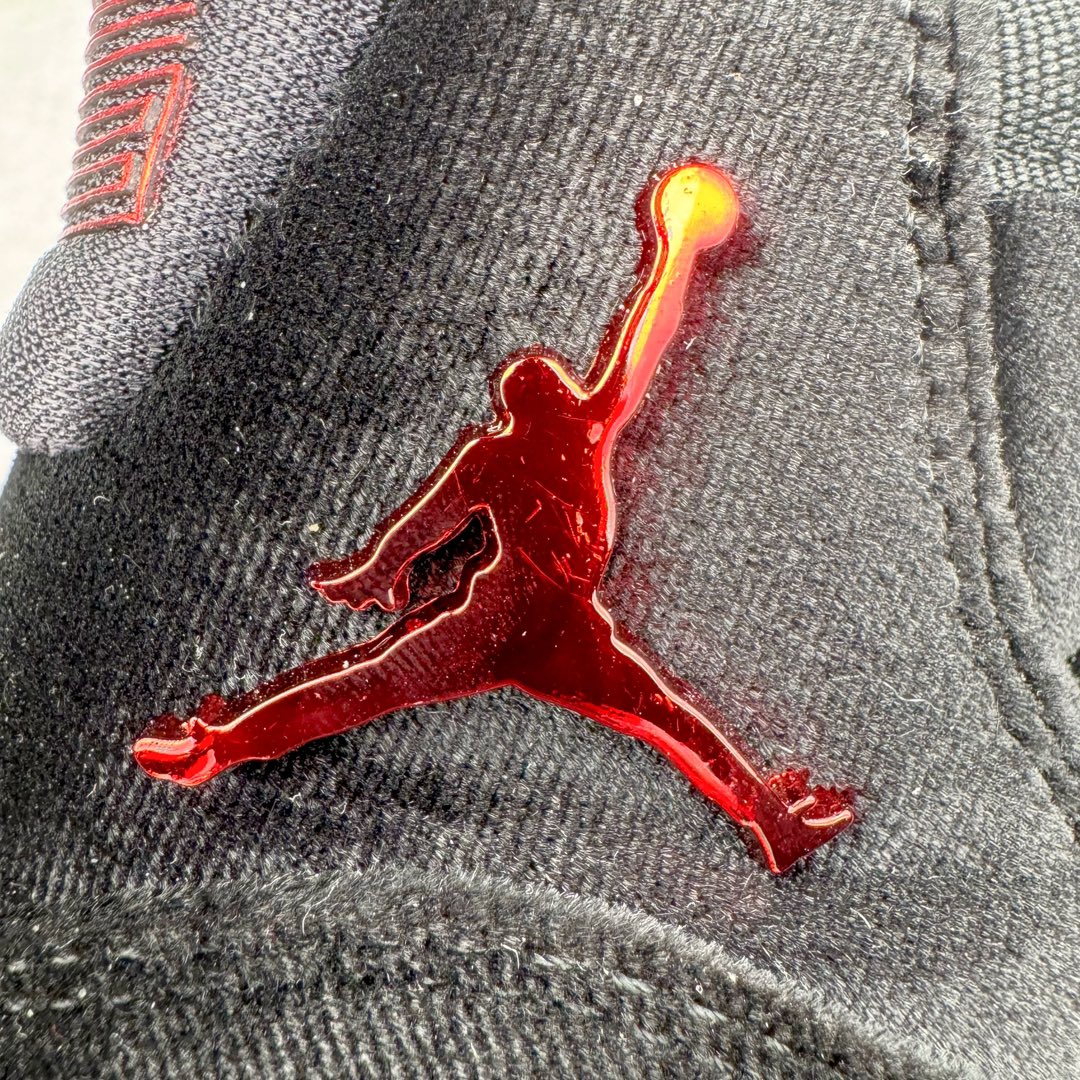 图片[18]-＃KZ神版 Air Jordan AJ11 \\\”Bred Velvet\\\” 高帮黑红天鹅绒 DB5457-061 市场中端王者 耗时半年巨作 全套原纸板楦头开发 确保原汁原味 完美呈现11代版型 此版本只针对中端市场 皮料材质有所更替 其他数据细节工艺流程均保持一致绝不口嗨 细节品控鞋型随意秒杀市面3XX 原楦原档案数据开模打造 原厂中底拉帮钢印 原厂进口漆皮 防冻不开裂 原装鞋撑 水晶大底正确色度色泽 原楦原数据刺绣 原厂车缝走线及对位 毫厘不差 飞人logo采用原数据电脑刺绣 原装正品碳纤维真实碳板 增强抗扭 原内标 原盒标 正确官方原盒 防氧化水晶外底 原厂配套全掌solo气垫 进口港宝加持 后跟自然饱满 全鞋荧光划线卡点 追求极致完美 每一双都是工艺品 多重QC质检 超越公司货的品控标准 实实在在的免检产品 尺码：36 36.5 37.5 38 38.5 39 40 40.5 41 42 42.5 43 44 44.5 45 46 47.5-选品中心