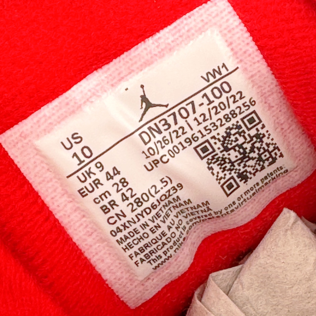 图片[13]-＃GX纯原 Air Jordan AJ3 Retro 做旧白水泥 DN3707-100 圈内最强三代系列 匠心打造 开发时长超过半年 目前可过各类鉴定或无法鉴定 裸鞋随便操作 全套原纸板楦头开发 原厂大底磨具加持立体防滑纹理 原装可视Air Sole气垫 原汁原味最完美的三代版型 唯一正确鞋头趴度弧度高度鞋身腰线 原厂TPU彩虹扎染后跟饰片 正确内里反口里网布 皮料菱角分明不变形无多余毛边 广东原厂zp同批次手工大底描漆拉丝 市场唯一原厂鞋扣模具 原厂织唛标 原厂飞人电绣工艺 尾指中部跳三针 独家绑鞋带手法 印刷中底布 四线拉帮 米色美纹纸贴合固定 进口港宝加持 后跟自然饱满 全鞋荧光划线卡点 追求极致完美 每一双都是工艺品 多重QC质检 超越公司货的品控标准 实实在在的免检产品 尺码：40 40.5 41 42 42.5 43 44 44.5 45 45.5 46 47.5 48.5-选品中心