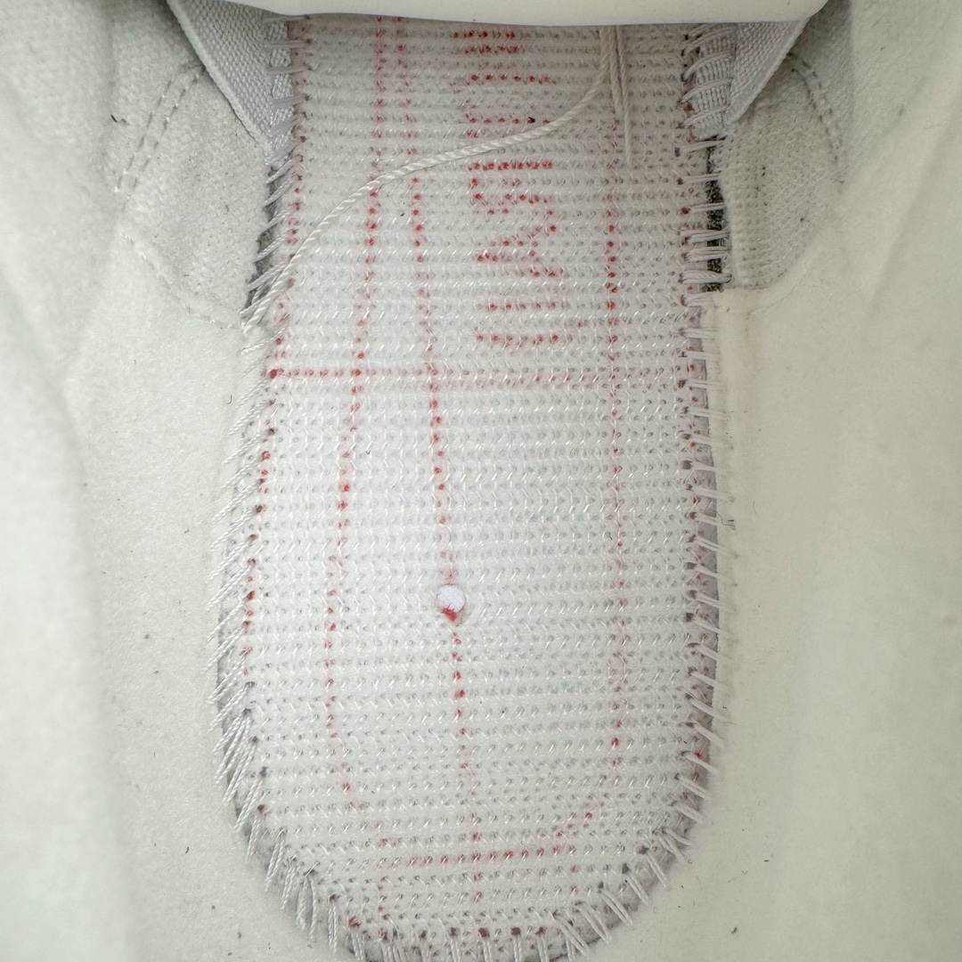 图片[12]-＃GX纯原 Air Jordan AJ3 Retro 做旧白水泥 DN3707-100 圈内最强三代系列 匠心打造 开发时长超过半年 目前可过各类鉴定或无法鉴定 裸鞋随便操作 全套原纸板楦头开发 原厂大底磨具加持立体防滑纹理 原装可视Air Sole气垫 原汁原味最完美的三代版型 唯一正确鞋头趴度弧度高度鞋身腰线 原厂TPU彩虹扎染后跟饰片 正确内里反口里网布 皮料菱角分明不变形无多余毛边 广东原厂zp同批次手工大底描漆拉丝 市场唯一原厂鞋扣模具 原厂织唛标 原厂飞人电绣工艺 尾指中部跳三针 独家绑鞋带手法 印刷中底布 四线拉帮 米色美纹纸贴合固定 进口港宝加持 后跟自然饱满 全鞋荧光划线卡点 追求极致完美 每一双都是工艺品 多重QC质检 超越公司货的品控标准 实实在在的免检产品 尺码：40 40.5 41 42 42.5 43 44 44.5 45 45.5 46 47.5 48.5-选品中心