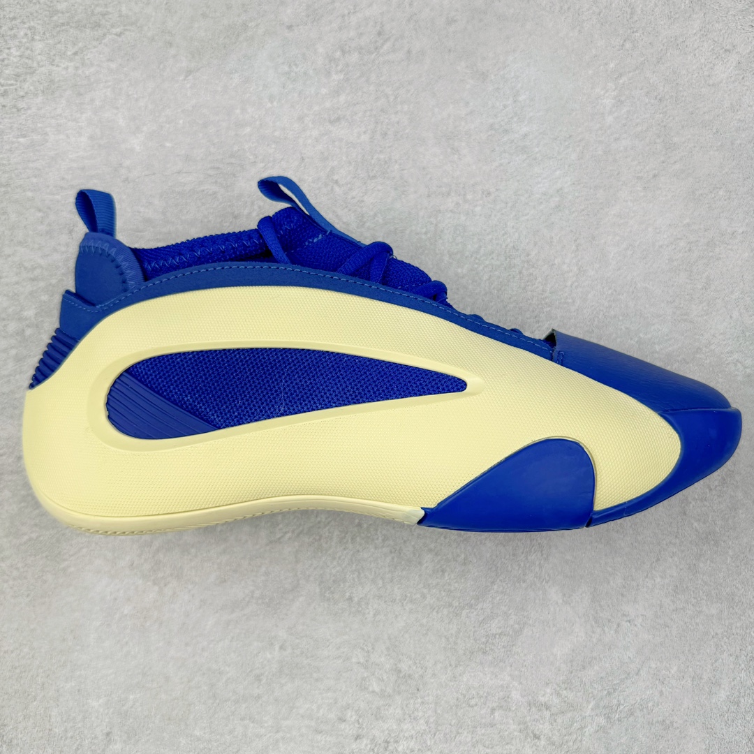 AD Harden Vol. 8 哈登八代签名篮球鞋 采用了“袜套式”设计，在十多年前这一设计极为风靡，将帅气和简洁融为一体。现在Harden Vol. 8将袜套鞋领重新拾起，并配合内靴，易穿脱且包裹佳。泪滴形EVA结构骨架提供横向支持和快速移动时的稳定性。全掌JET BOOST科技提供缓震和能量反馈，助你整场保持活力。多向“JH”抓地纹路设计提供优秀抓地力，使球员能够在场上迅速变向、急停或启动，更好地掌控比赛。尺码：40 40.5 41 42 42.5 43 44 44.5 45 46-选品中心